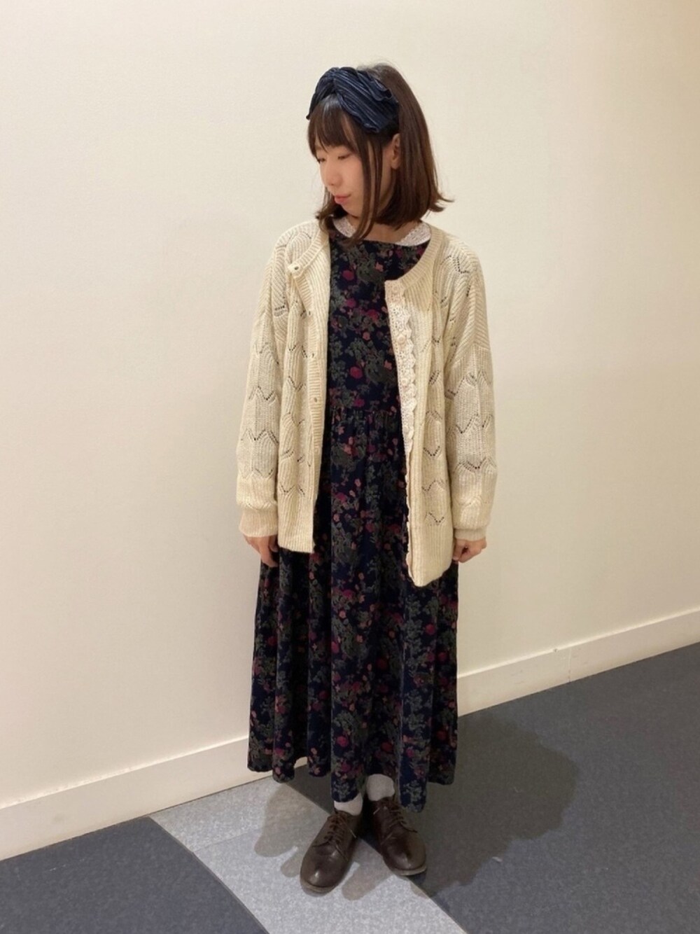 「サマンサ モスモス(Samansa Mos2)、Samansa Mos2、シンプル、花柄、ワンピース、カーディガン、レース、おしゃれさんと繋がりたい、ガーリー」｜「Samansa Mos2のレース付透かしカーディガン（ニット/セーター、ベージュ系）」を使った、あさみなさん（レディース・156cm）の秋コーディネートの1枚目の写真