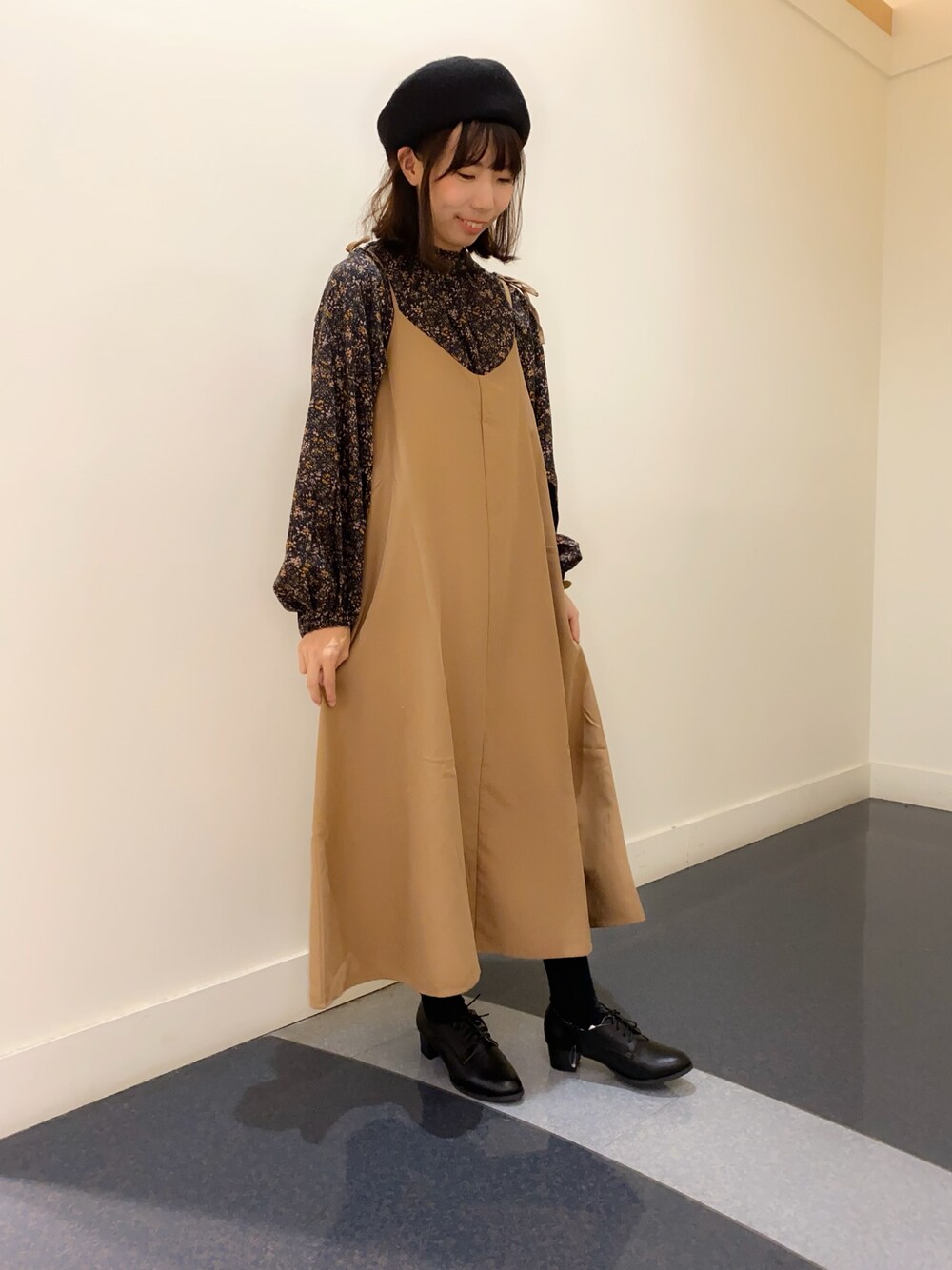 「秋コーデ、カジュアル、シンプル、サマンサモスモスブルー、Samansa Mos2 blue、キャミワンピ、花柄、ブラウス、ボリューム袖」｜「Samansa Mos2 blueのフリルカラーギャザーブラウス（シャツ/ブラウス、ブラック系）」を使った、あさみなさん（レディース・156cm）の秋コーディネートの1枚目の写真