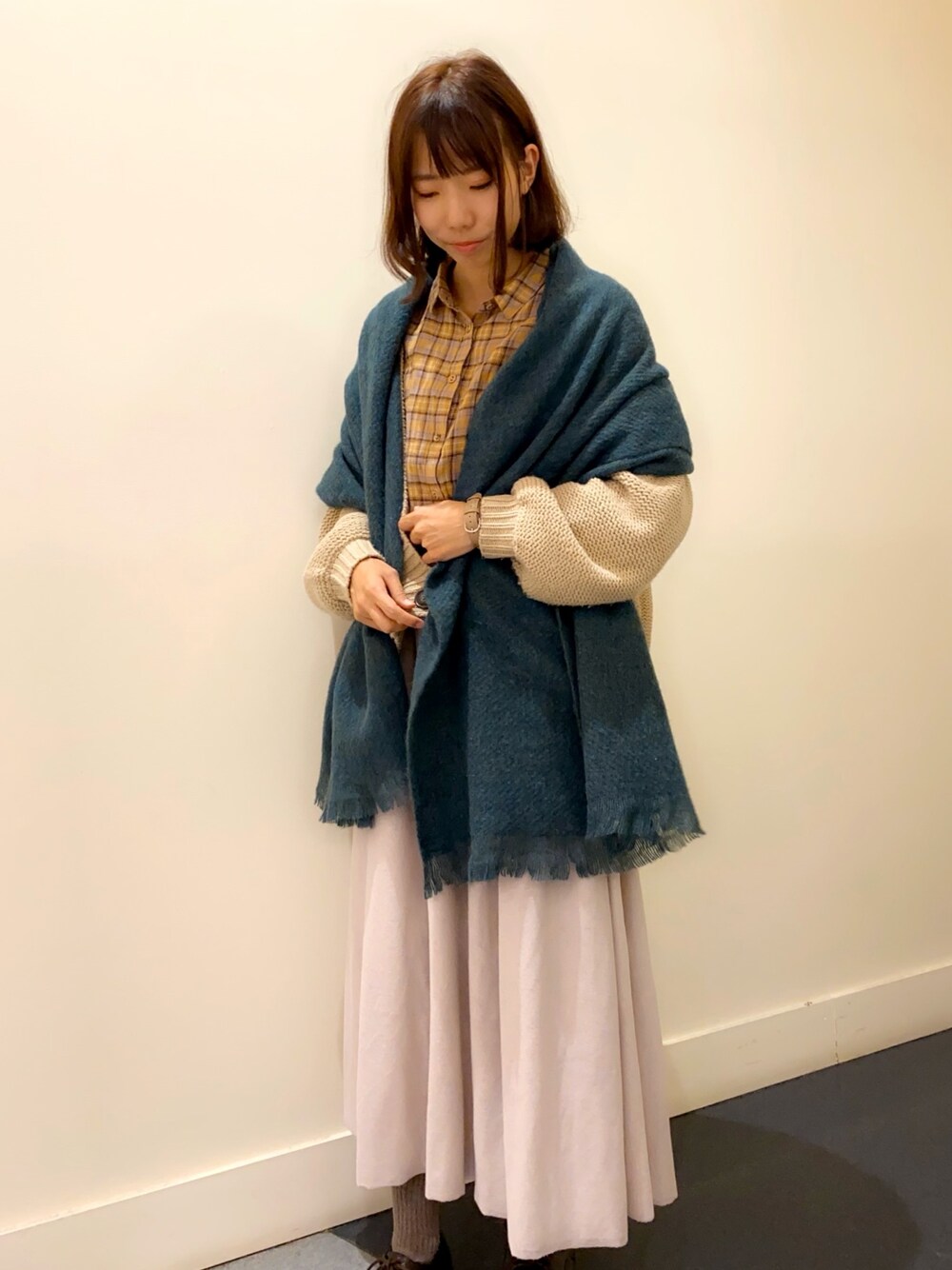 「秋コーデ、シンプル、カジュアル、サマンサ モスモス(Samansa Mos2)、サマンサモスモス、SM2、ストール、おしゃれさんと繋がりたい、スカート」｜「Samansa Mos2のメランジストール（ストール/ショール、ブルー系）」を使った、あさみなさん（レディース・156cm）の秋コーディネートの1枚目の写真
