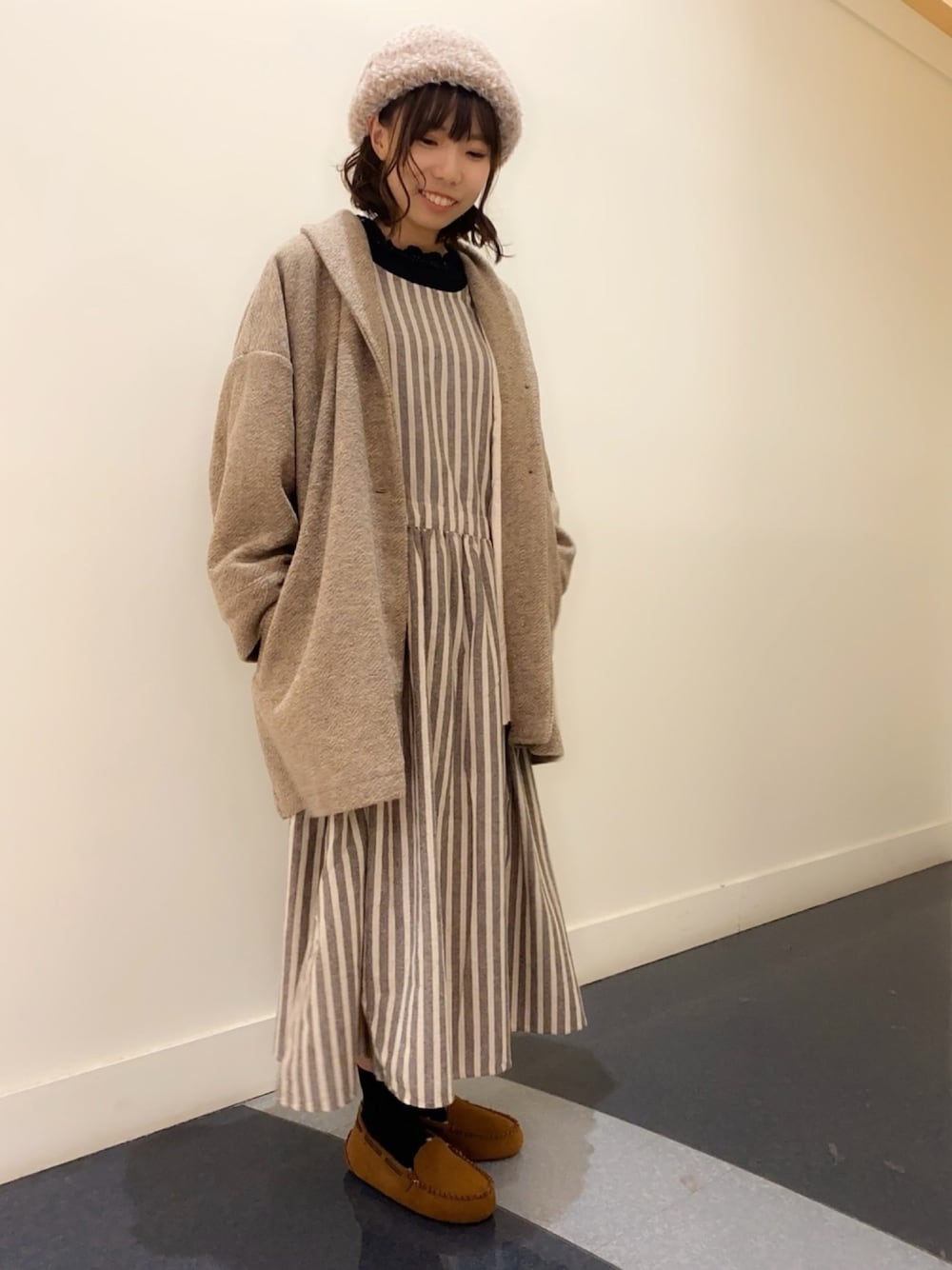 「サマンサ モスモス(Samansa Mos2)、サマンサモスモス、SM2、シンプルコーデ、ノースリーブワンピース、ストライプ、カジュアル、おしゃれさんと繋がりたい、スライバーコート、あったかコーデ」｜「Samansa Mos2のエコファーワッチ（ニットキャップ/ビーニー、ベージュ系）」を使った、あさみなさん（レディース・156cm）の秋コーディネートの1枚目の写真