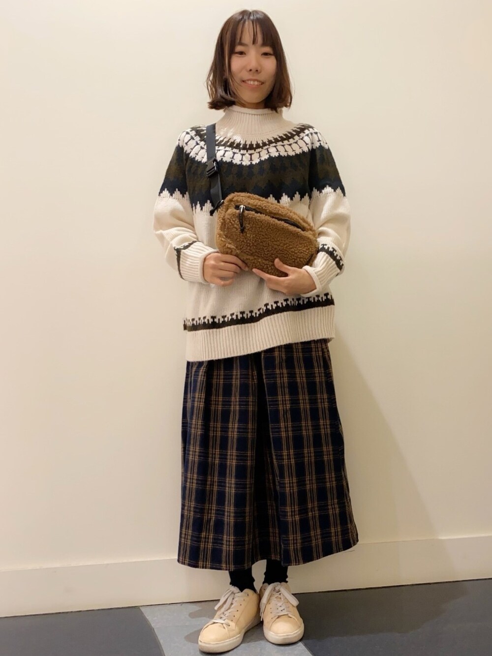 「サマンサモスモスブルー、カジュアル、シンプル、チェック、ノルディック柄、ニット、スカート、おしゃれさんと繋がりたい、Samansa Mos2 blue、オトナカジュアル」｜「Samansa Mos2 blueのボアミニショルダー（ショルダーバッグ、ブラウン系）」を使った、あさみなさん（レディース・156cm）の秋コーディネートの1枚目の写真