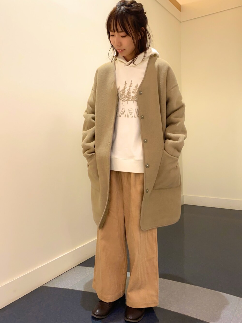 「秋冬コーデ、カジュアルコーデ、オトナカジュアル、サマンサ モスモス(Samansa Mos2)、着回しコーデ、おしゃれさんと繋がりたい、ノーカラーコート、パーカー、コーデュロイ、ボアコート」｜「Samansa Mos2のアイテム（ジャケット/アウター、グリーン系）」を使った、あさみなさん（レディース・156cm）の秋コーディネートの1枚目の写真
