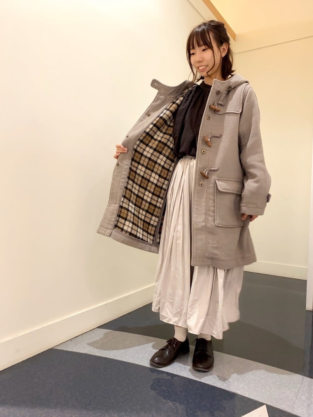 「ダッフルコート、サマンサ モスモス(Samansa Mos2)、冬、シンプル、きれいめカジュアル、サマンサモスモス、おしゃれさんと繋がりたい、プリーツスカート、チェック柄、アウター」｜「Samansa Mos2のＷフェイスダッフルコート（ダッフルコート、ベージュ系）」を使った、あさみなさん（レディース・156cm）の冬コーディネートの1枚目の写真