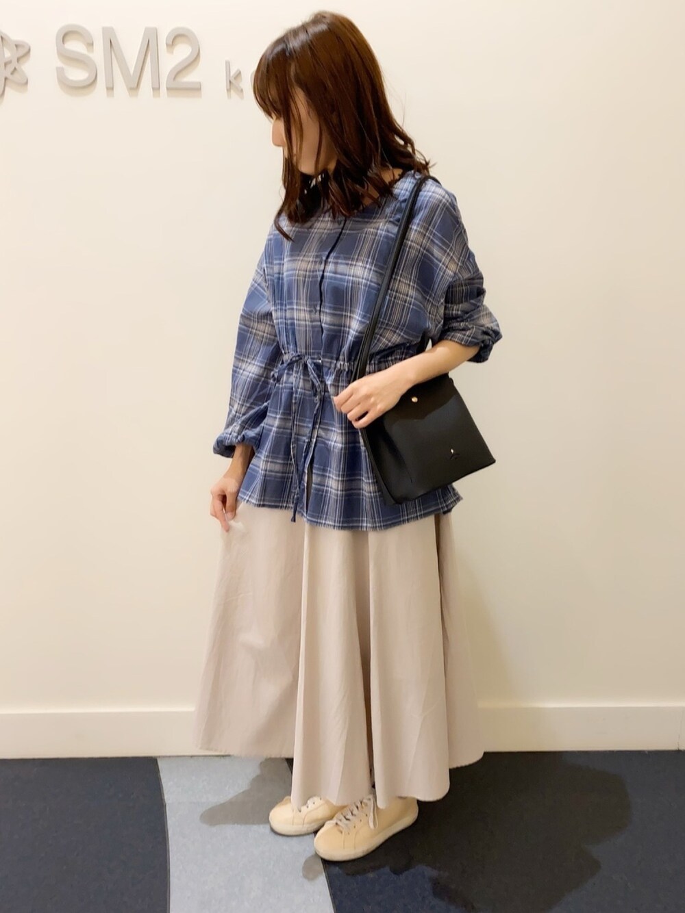 「おうちファッション、カジュアル、オトナ女子、きれいめカジュアル、おしゃれさんと繋がりたい、サマンサモスモスブルー、ラクチンコーデ、大人カジュアル、ブラウス、スカート」｜「Samansa Mos2 blueのドロストチェックブラウス（シャツ/ブラウス、ブルー系）」を使った、あさみなさん（レディース・156cm）の春コーディネートの1枚目の写真