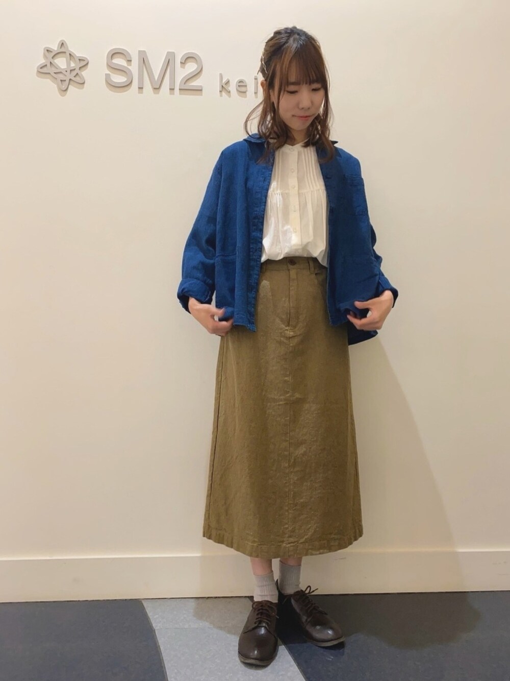 「カジュアル、オトナ女子、おしゃれさんと繋がりたい、春夏コーデ、大人カジュアル、サマンサ モスモス(Samansa Mos2)、デニムジャケット、スカート、スタンドカラー、ブラウス」｜「Samansa Mos2のコットンリネンBOXスカート（スカート、グリーン系）」を使った、あさみなさん（レディース・156cm）の春コーディネートの1枚目の写真