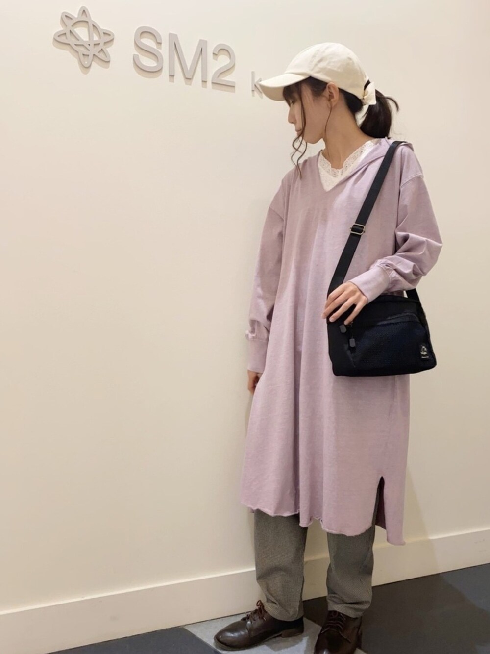「オトナカジュアル、ゆるコーデ、カジュアルコーデ、おしゃれさんと繋がりたい、休日スタイル、着回しコーデ、フード、ワンヒース、パンツスタイル、サマンサ モスモス(Samansa Mos2)」｜「Samansa Mos2のフード付きカットワンピース（ワンピース、パープル系）」を使った、あさみなさん（レディース・156cm）の春コーディネートの1枚目の写真