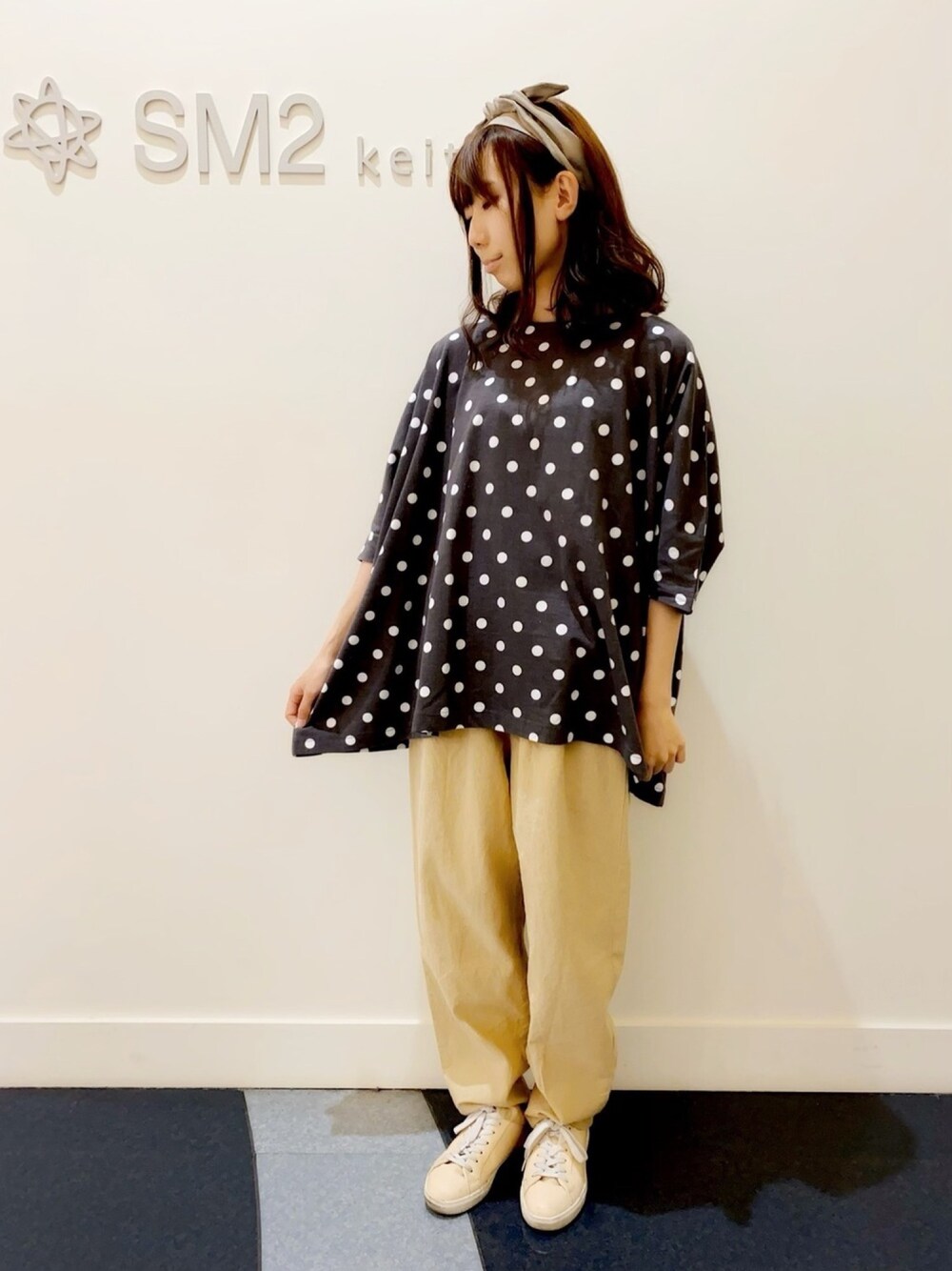 「カジュアルコーデ、ゆるコーデ、おしゃれさんと繋がりたい、休日スタイル、ラフコーデ、オーバーサイズ、夏コーデ、おうちファッション、パンツスタイル、サマンサ モスモス(Samansa Mos2)」｜「Samansa Mos2のドットプリントドルマンＴシャツ（Tシャツ/カットソー、グレー系）」を使った、あさみなさん（レディース・156cm）の春コーディネートの1枚目の写真