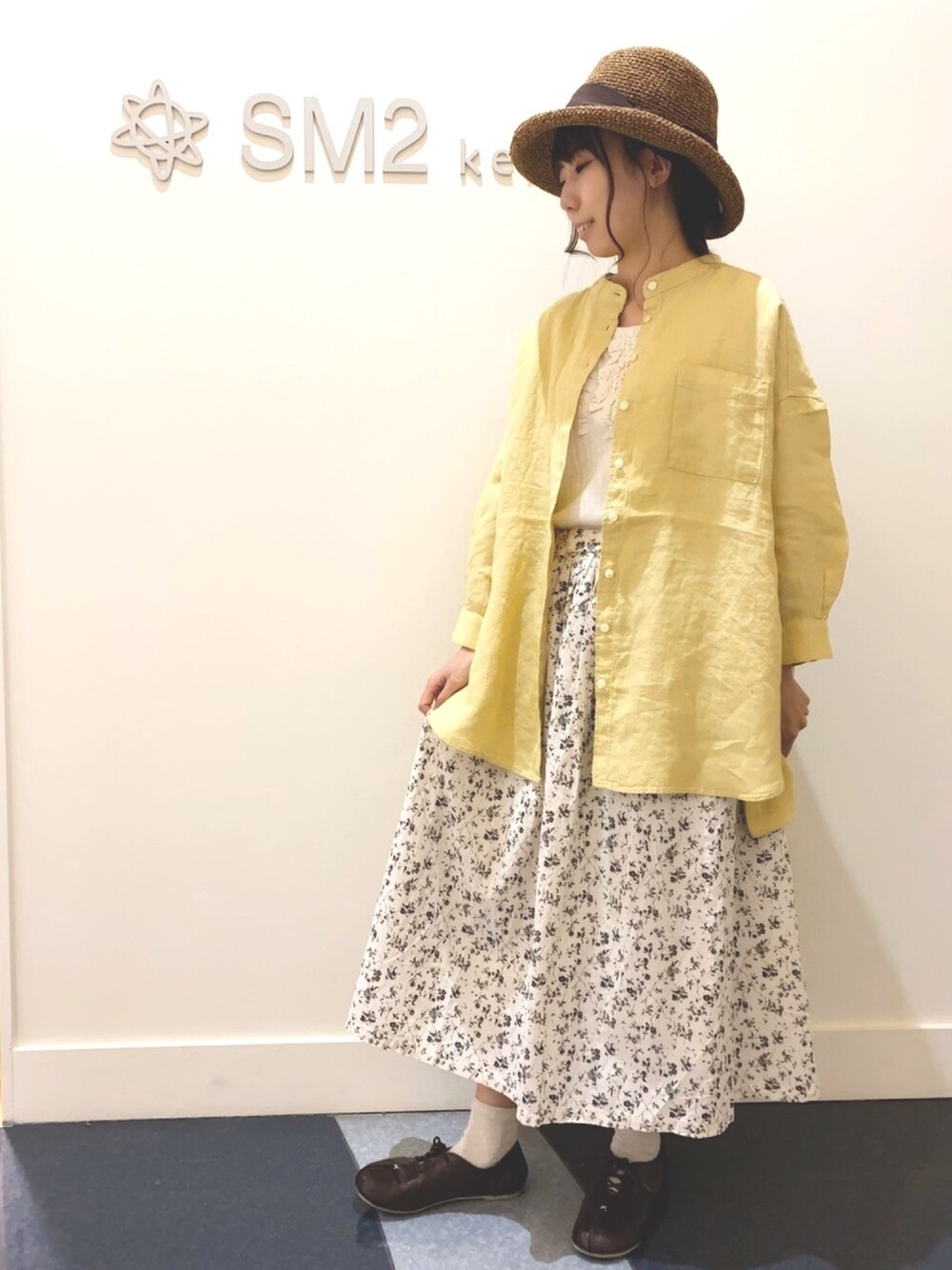 「シンプルコーデ、楽チンコーデ、大人カジュアル、夏、リラックススタイル、サマンサ モスモス(Samansa Mos2)、おしゃれさんと繋がりたい、花柄、レモンイエロー、むぎわら帽子」｜「Samansa Mos2のペーパークロッシェハット（ハット、ブラウン系）」を使った、あさみなさん（レディース・156cm）の春コーディネートの1枚目の写真