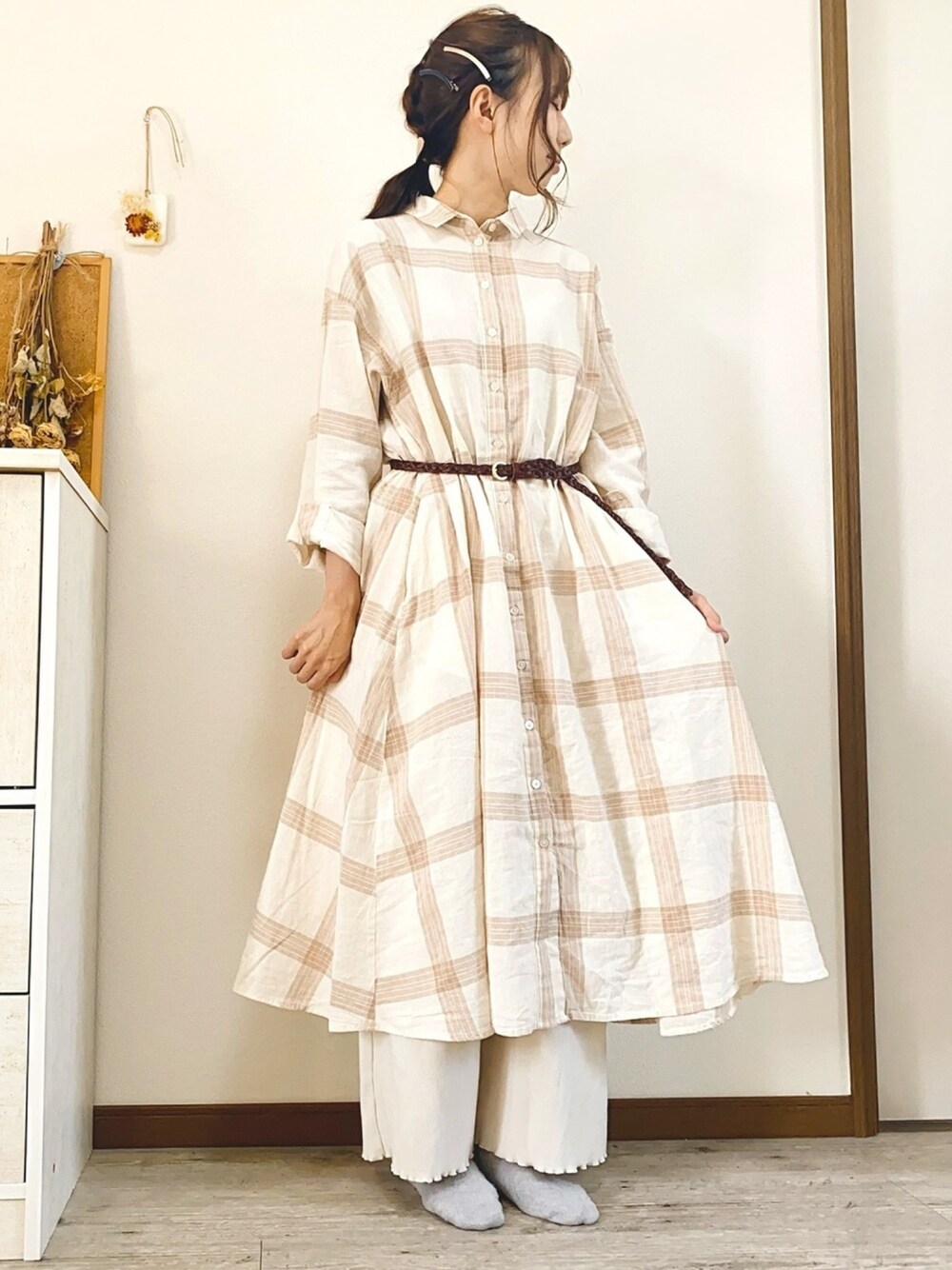 「ゆったりコーデ、春夏コーデ、部屋撮り、ロングワンピース、おうち時間、リラックススタイル、ラフ、サマンサ モスモス(Samansa Mos2)、おしゃれさんと繋がりたい、おうちファッション」｜「Samansa Mos2のオゾンウォッシュチェックワンピース（ワンピース、ホワイト系）」を使った、あさみなさん（レディース・156cm）の春コーディネートの1枚目の写真