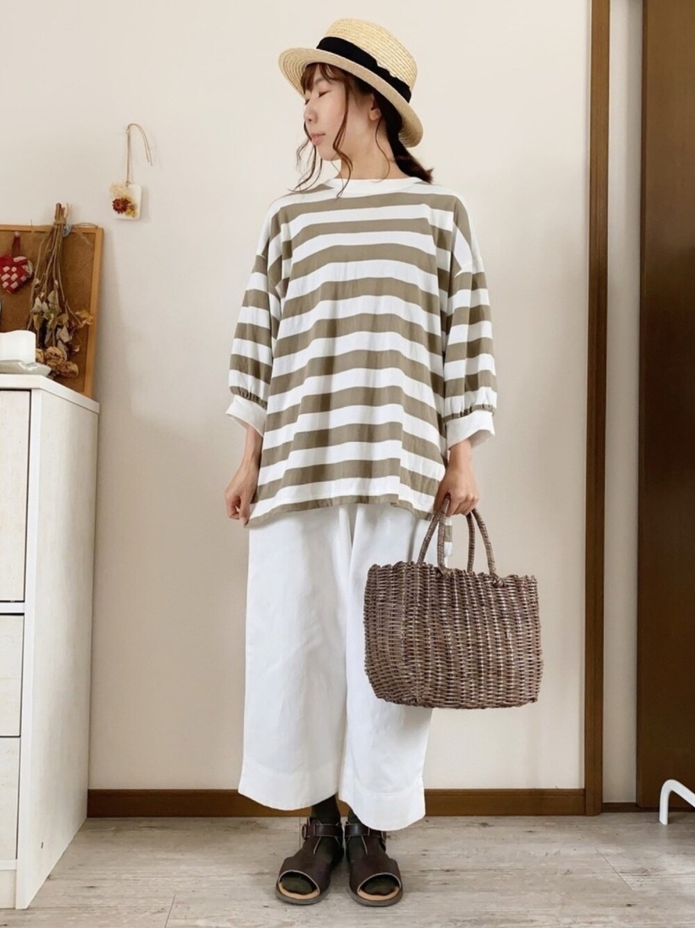 「シンプル、休日コーデ、夏、Tシャツ、サンダル、SM2、サマンサ モスモス(Samansa Mos2)、おうちスタイル、なつこーで、ラフ」｜「ehka sopoのカンカン帽（ハット、ブラック系）」を使った、あさみなさん（レディース・156cm）の春コーディネートの1枚目の写真
