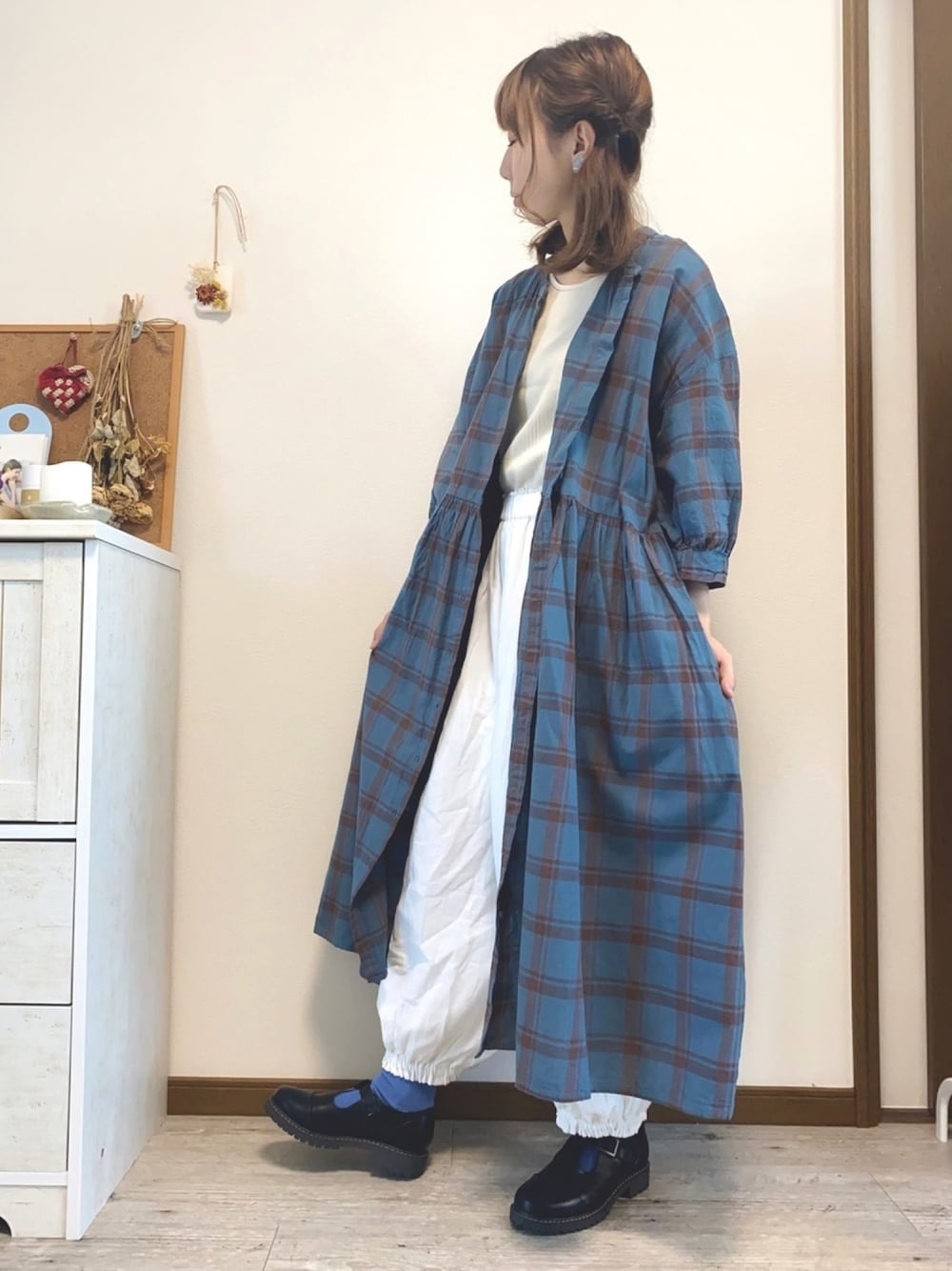 「オトナカジュアル、パンツスタイル、シンプルコーデ、ラクチンコーデ、おしゃれさんと繋がりたい、夏コーデ、オトナ女子、ナチュラル、サマンサ モスモス(Samansa Mos2)、サマンサモスモス」｜「Samansa Mos2のスタンドネックギャザーワンピース（ワンピース、ブルー系）」を使った、あさみなさん（レディース・156cm）の春コーディネートの1枚目の写真
