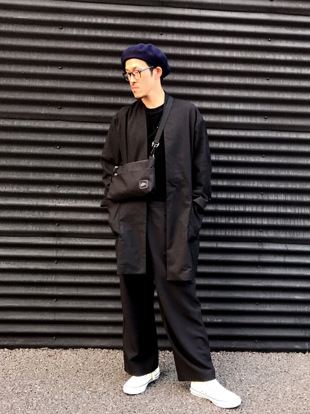 ブラック系のその他パンツ、ブラック系のその他アウター、ブラック系のバッグを着用したメンズの秋コーディネートの1枚目の写真