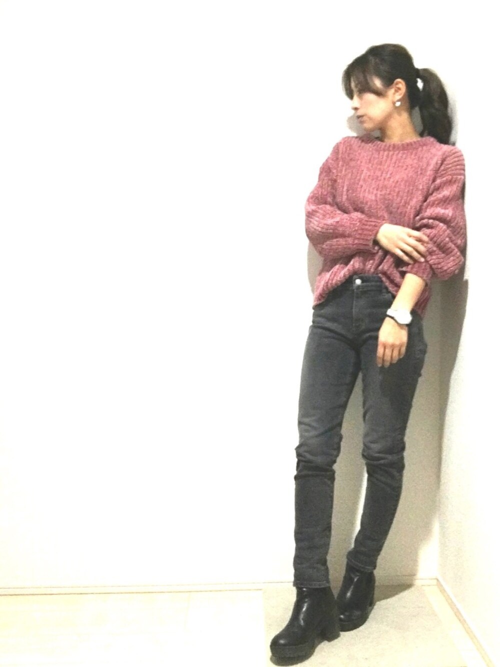 ピンク系のニット/セーター、グレー系のデニムパンツ、グレー系のデニムパンツを着用したレディースの冬コーディネートの1枚目の写真