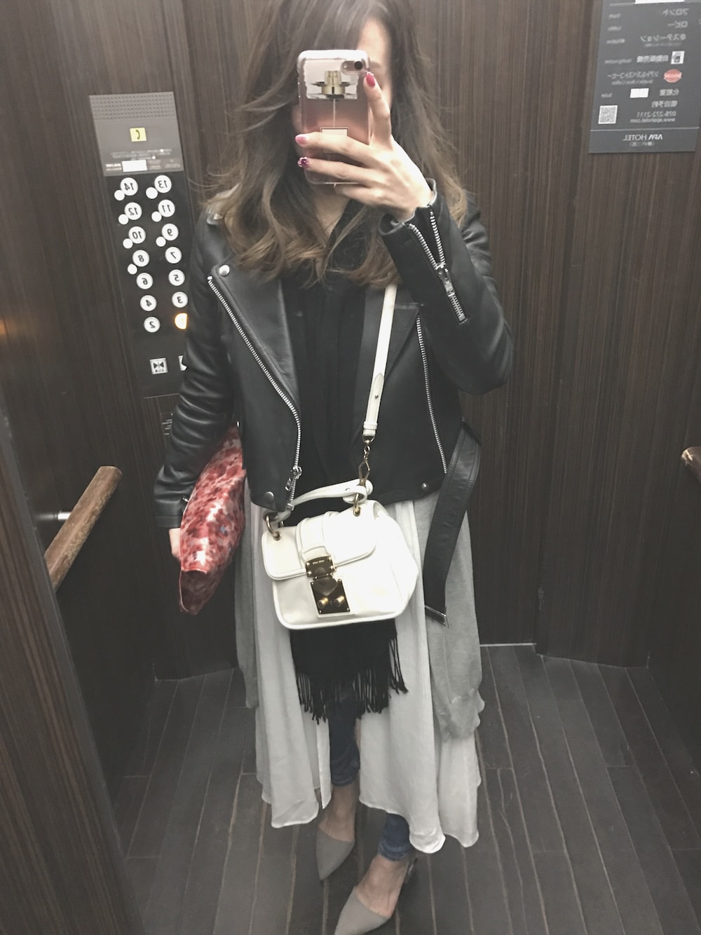 「はるコーデ、きれいめカジュアル、大人カジュアル、ビンテージ、旅行、ガウンワンピース、ライダース、甘辛mix、ラベルエチュード、la belle etude」｜「miumiuのアイテム（ショルダーバッグ、ホワイト系）」を使った、♡chiecolate♡さん（レディース・164cm）の春コーディネートの1枚目の写真