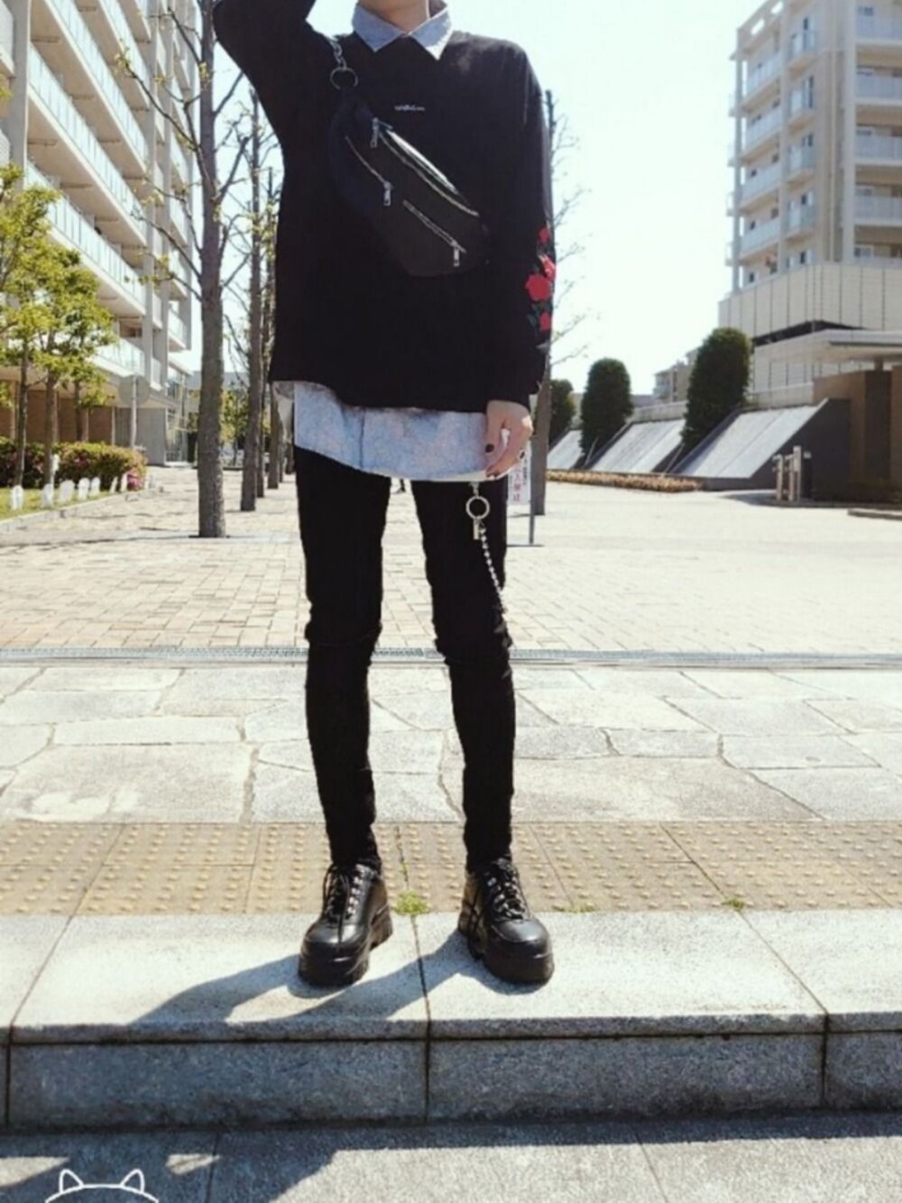 「おしゃれさんと繋がりたい、黒スキニー、いいね、save、フォローお願いします🤑、ロンT、パイソン柄、レイヤードスタイル、ダッドスニーカー、薔薇、オーバーサイズ、韓国ファッション」｜「ADRERのツインバラシシュウビッグロンT（Tシャツ/カットソー、ブラック系）」を使った、kazuさん（メンズ・178cm）の春コーディネートの1枚目の写真