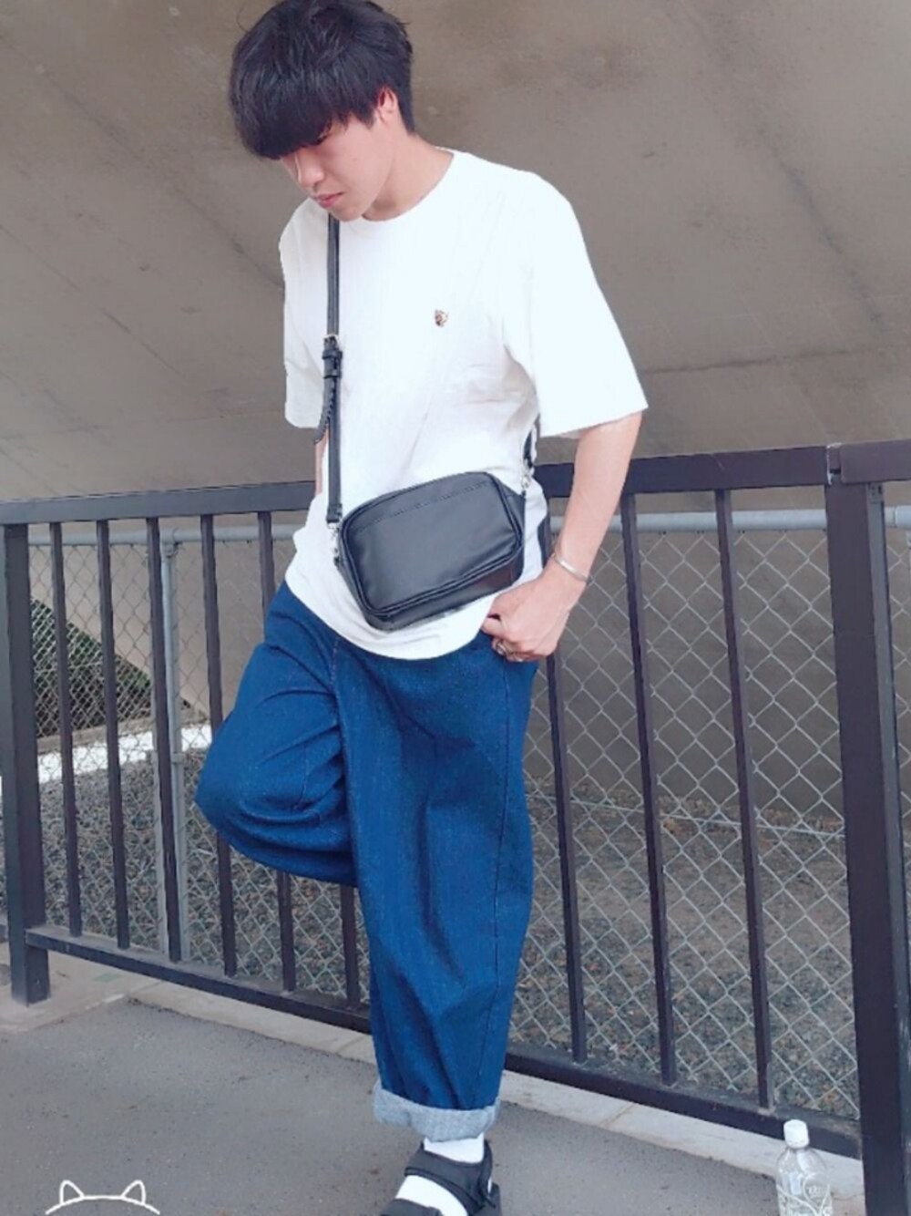 ブルー系のデニムパンツ、ブラック系のサンダル、ブラック系のショルダーバッグを着用したメンズの夏コーディネートの1枚目の写真