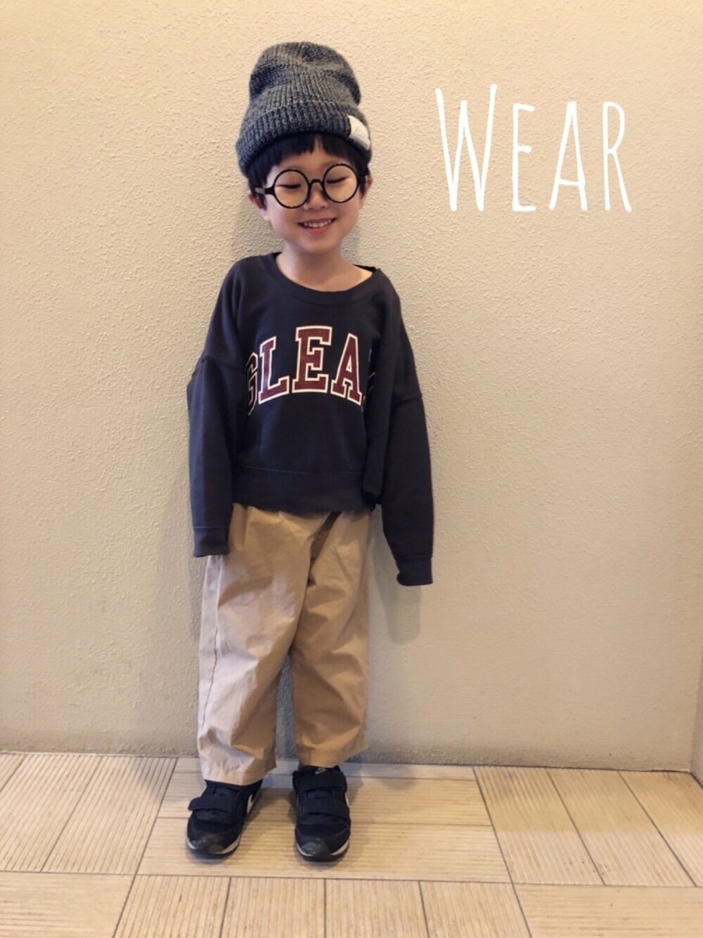「おとこのこ、キッズコーデ、オーバーサイズ、ワイドパンツ、丸メガネ、兄妹コーデ、ロゴスウェット」｜「CIAOPANIC TYPYのKIDSリブニットワッチB（ニットキャップ/ビーニー、グレー系）」を使った、Yuitonさん（キッズ・100cm）の冬コーディネートの1枚目の写真