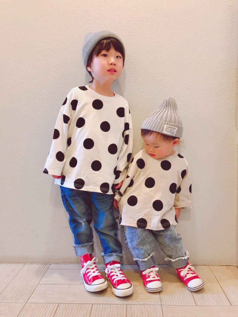 「キッズコーデ、おとこのこ、おんなのこ、兄妹コーデ、リンクコーデ、赤コンバース、ドット、ニット帽、ケミカルウォッシュ、ダメージスキニー」｜「韓国子供服のアイテム（トップス、ホワイト系）」を使った、Yuitonさん（キッズ・100cm）の春コーディネートの1枚目の写真