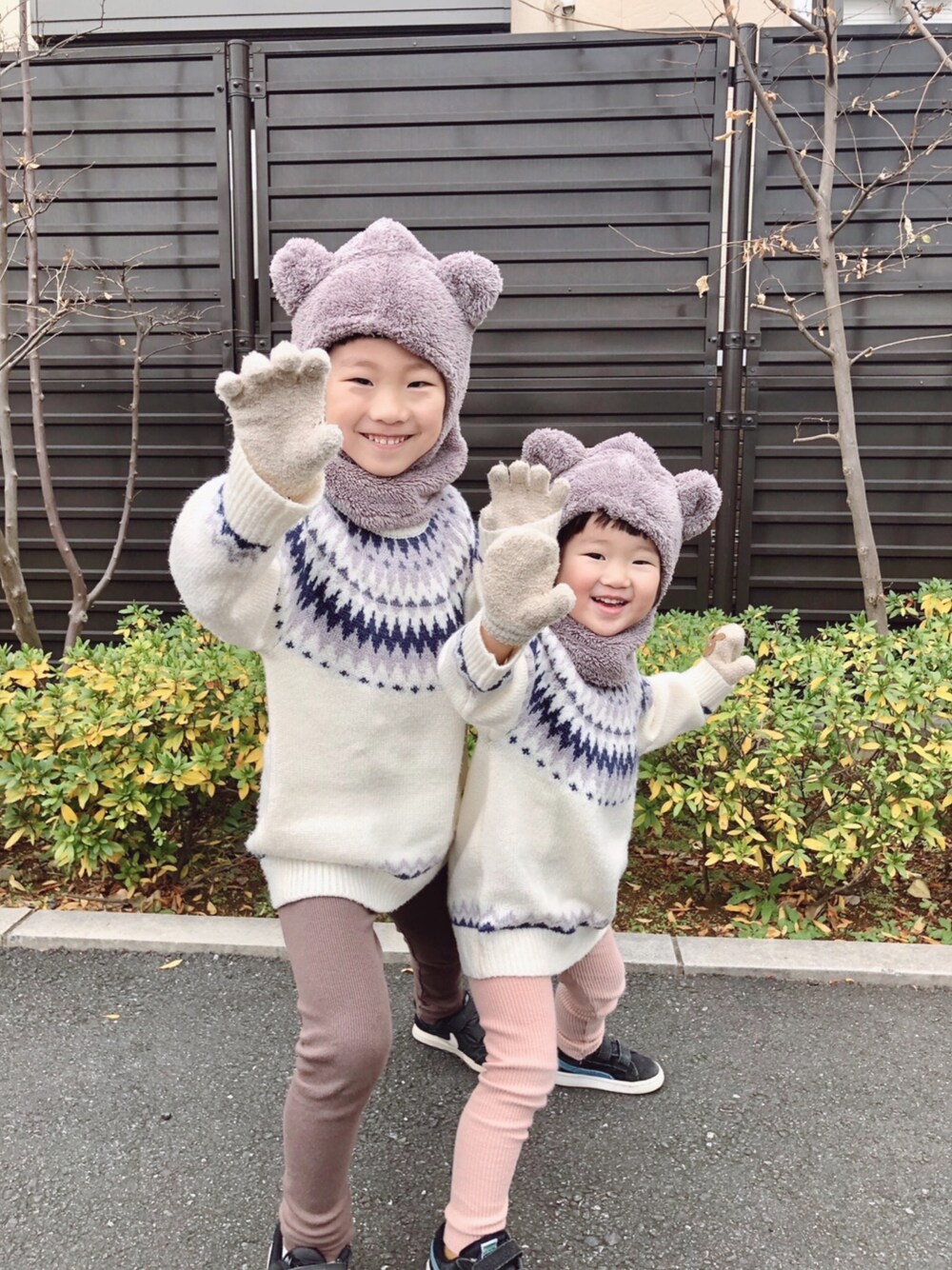 「年末WEAR感謝祭、キッズファッション、冬コーデ、兄妹コーデ、リンクコーデ、シミラールック、ノルディック柄、求心柄、レギンス」｜「こども ビームスのTALC / mimi ボア ハット（ニットキャップ/ビーニー、グレー系）」を使った、Yuitonさん（キッズ・110cm）の冬コーディネートの1枚目の写真