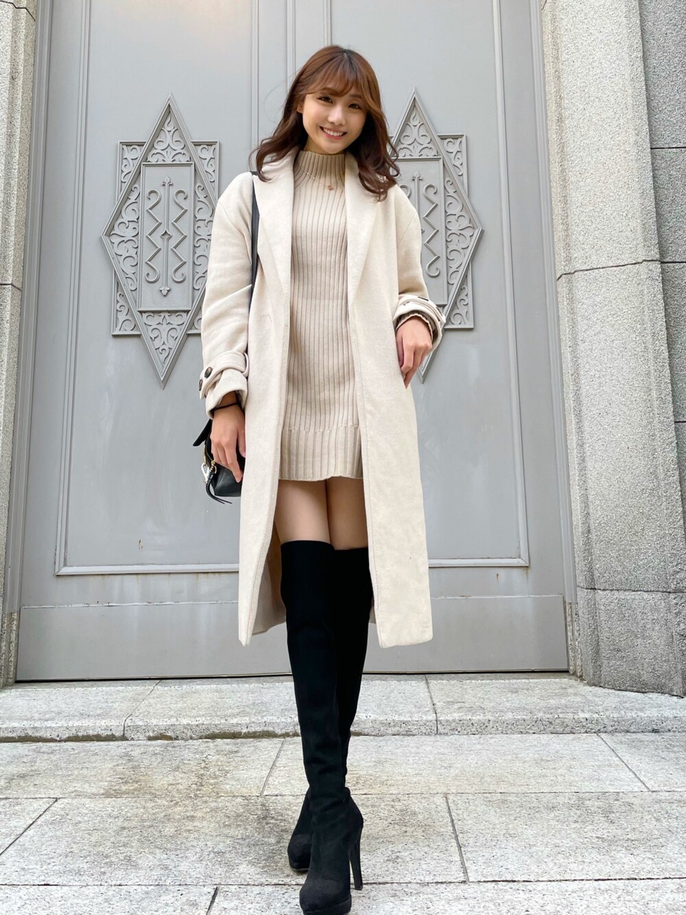 「高身長女子、デート、ニーハイブーツ、ニットワンピース、ベージュコーデ、ベージュ」｜「SNIDELのアイテム（ワンピース、ベージュ系）」を使った、minamimaruさん（レディース・165cm）の冬コーディネートの1枚目の写真