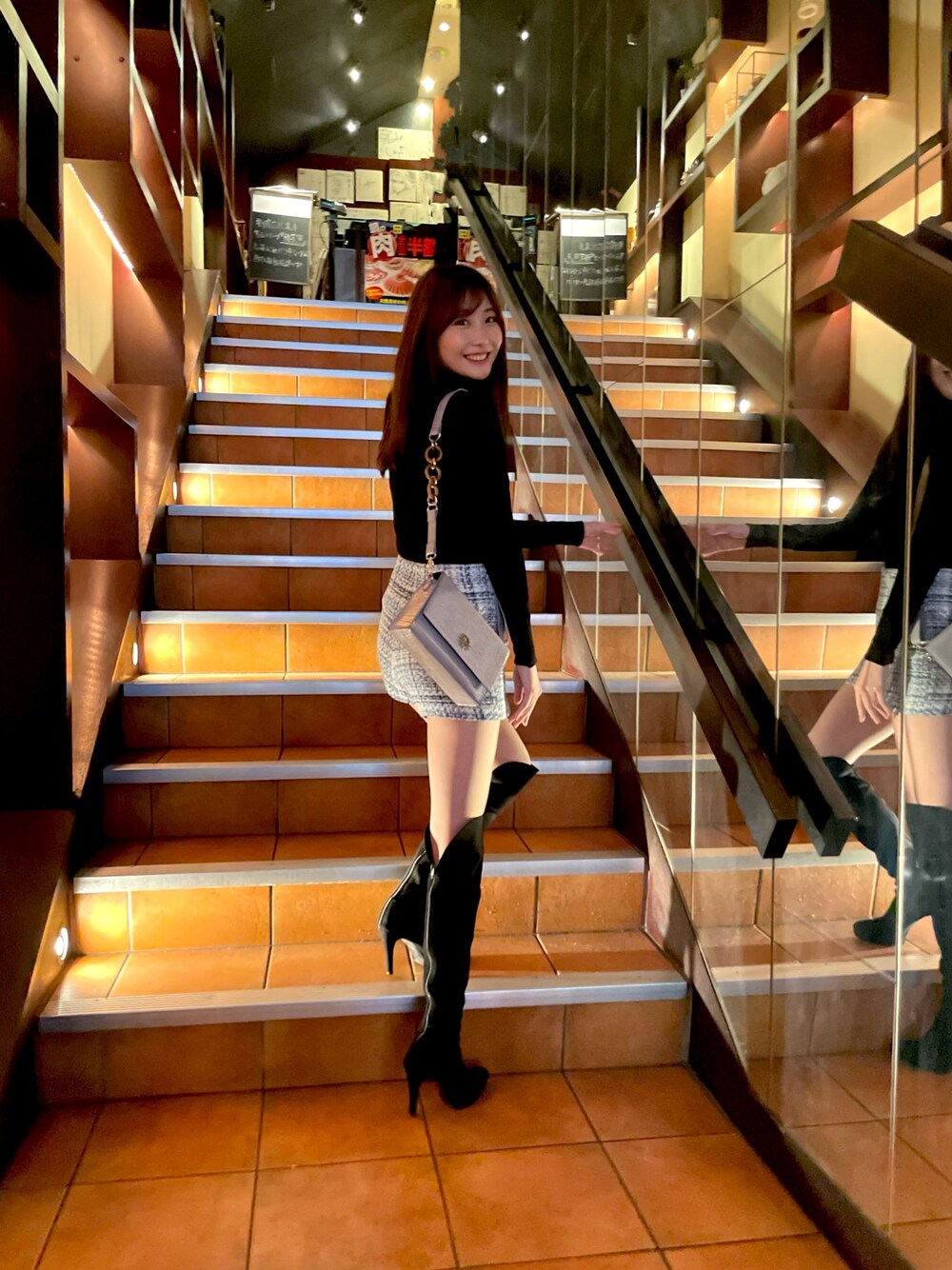 「ハイネック、高身長女子、ブラックコーデ、ツイードパンツ、タートルネック、ハイネックニット」｜「EVRISのクロコライクWOODショルダーBAG（ショルダーバッグ、パープル系）」を使った、minamimaruさん（レディース・165cm）の冬コーディネートの1枚目の写真