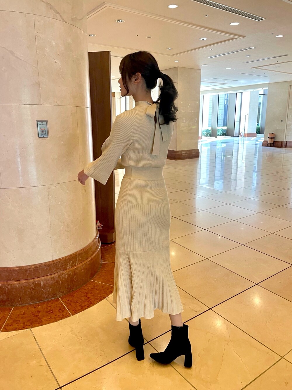 「大人かわいい、大人コーデ、マーメイドスカート、ベージュ、ニットワンピース、お洒落さんとつながりたい、デートスタイル（WOMEN）、デート、高身長女子、高身長コーデ」｜「RESEXXYのマーメイドシルエットワンピース（ワンピース、ベージュ系）」を使った、minamimaruさん（レディース・165cm）の冬コーディネートの1枚目の写真