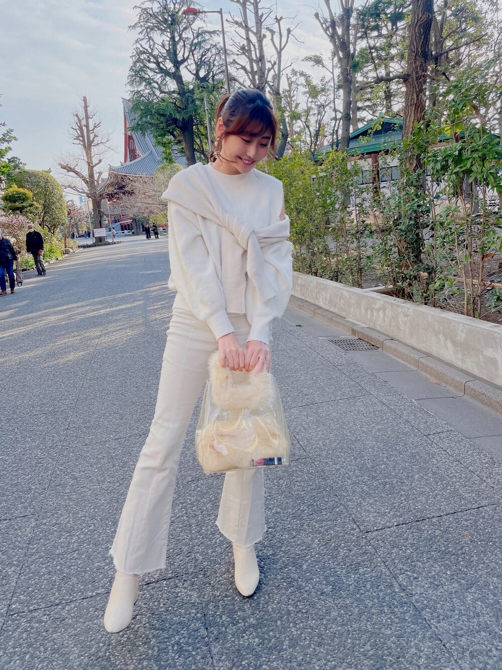 「パンツスタイル、カジュアル、おしゃれさんと繋がりたい、ベージュコーデ、ホワイト、フレアパンツ、フレアデニム」｜「GRLのアイテム（デニムパンツ、ベージュ系）」を使った、minamimaruさん（レディース・165cm）の冬コーディネートの1枚目の写真