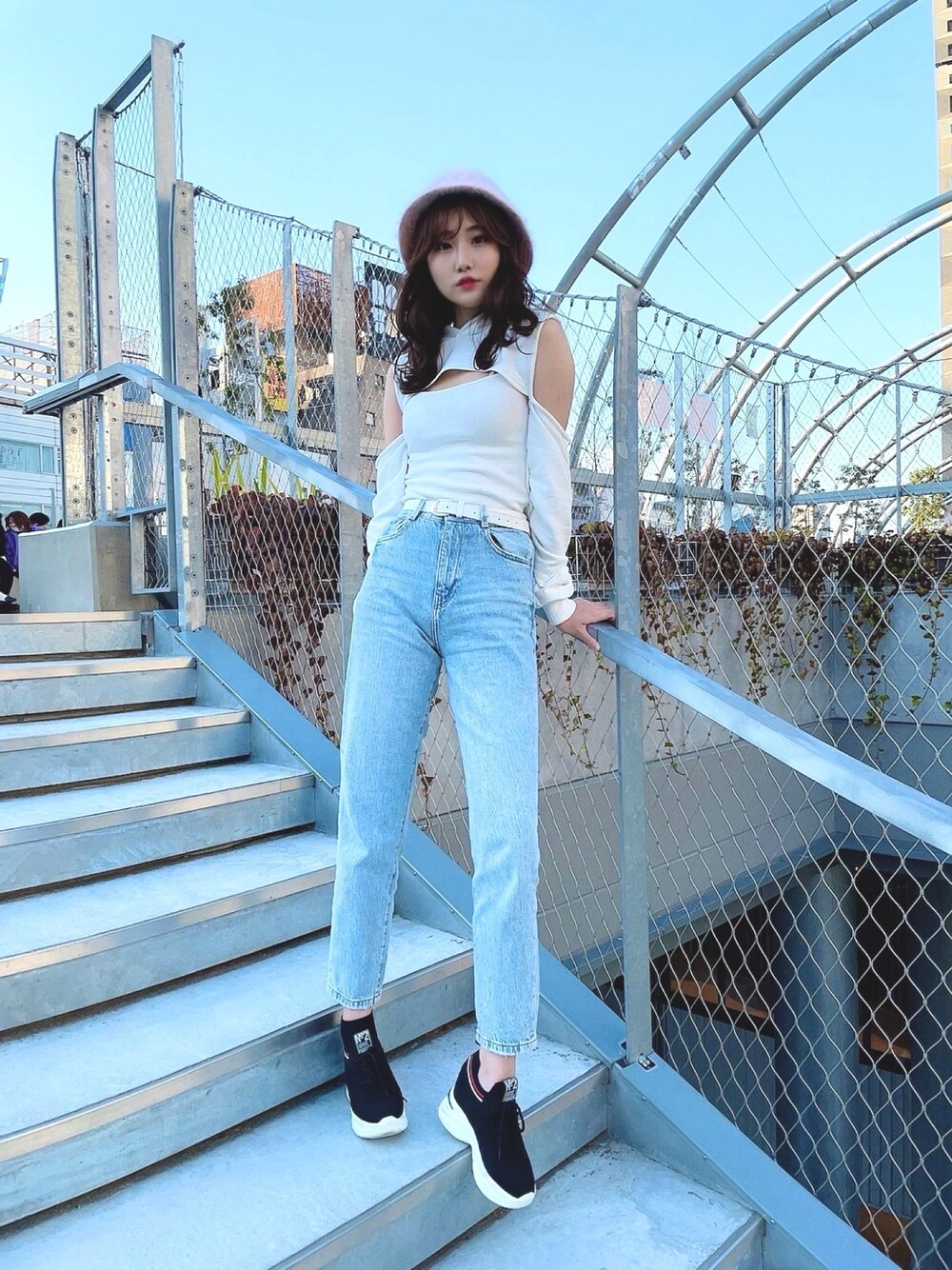 「カジュアル、スニーカーコーデ、おしゃれさんと繋がりたい、デニム、高身長女子、メンズライク、バケットハット、春コーデ、ストリートコーデ」｜「atmosのアイテム（ニット/セーター、ホワイト系）」を使った、minamimaruさん（レディース・165cm）の冬コーディネートの1枚目の写真