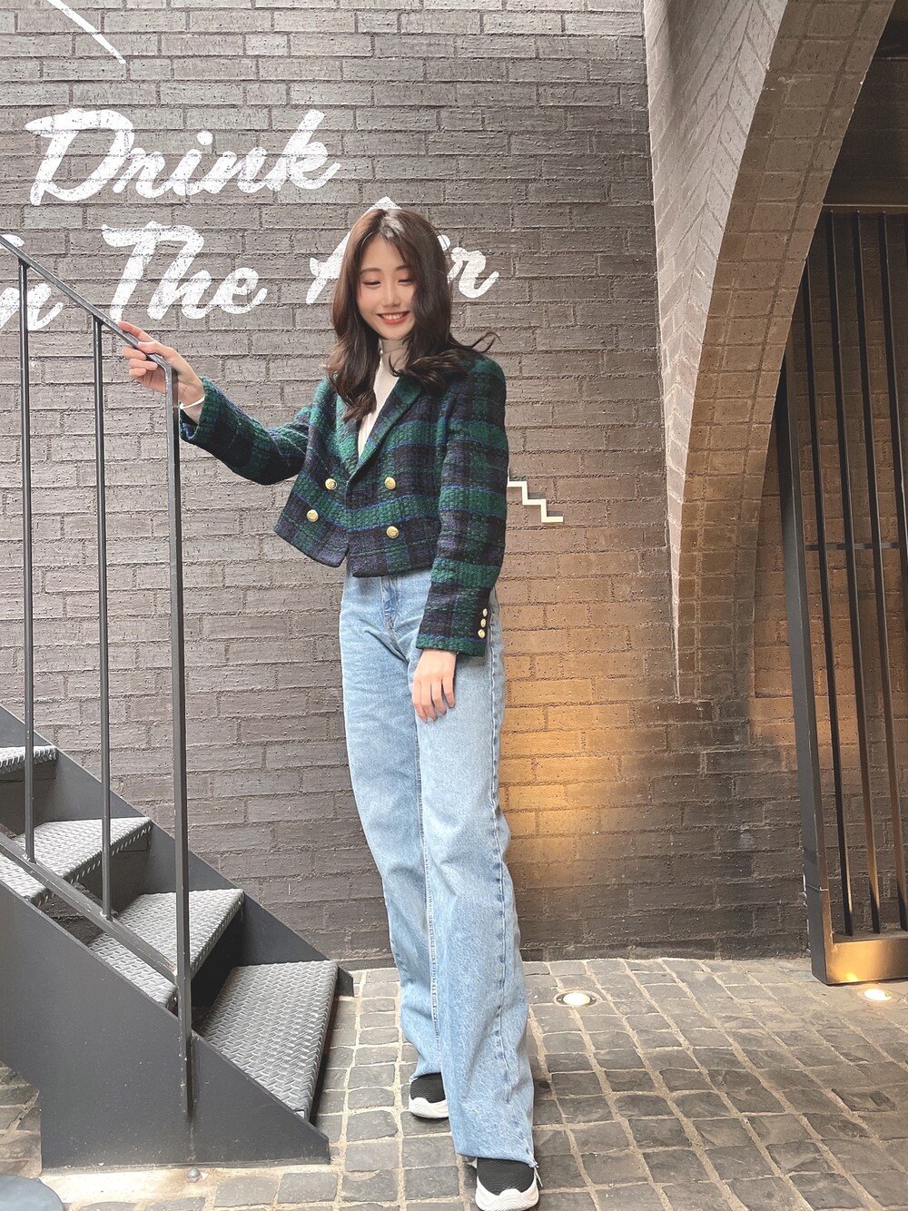 「韓国ファッション、ツイードジャケット、デニムパンツ、メンズライク、カジュアル、カジュアルコーデ、スニーカー、スニーカー女子、スニーカーコーデ、ジャケットスタイル」｜「ZARAのアイテム（ジャケット/アウター、グリーン系）」を使った、minamimaruさん（レディース・165cm）の春コーディネートの1枚目の写真