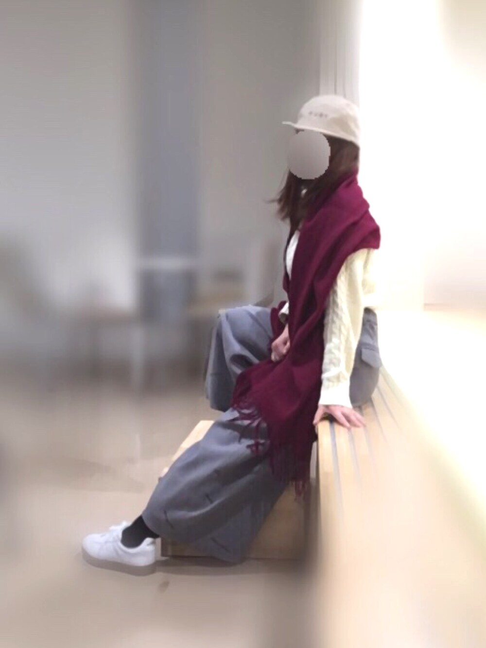 ホワイト系のニット/セーター、グレー系のその他パンツ、ホワイト系のスニーカーを着用したレディースの冬コーディネートの1枚目の写真
