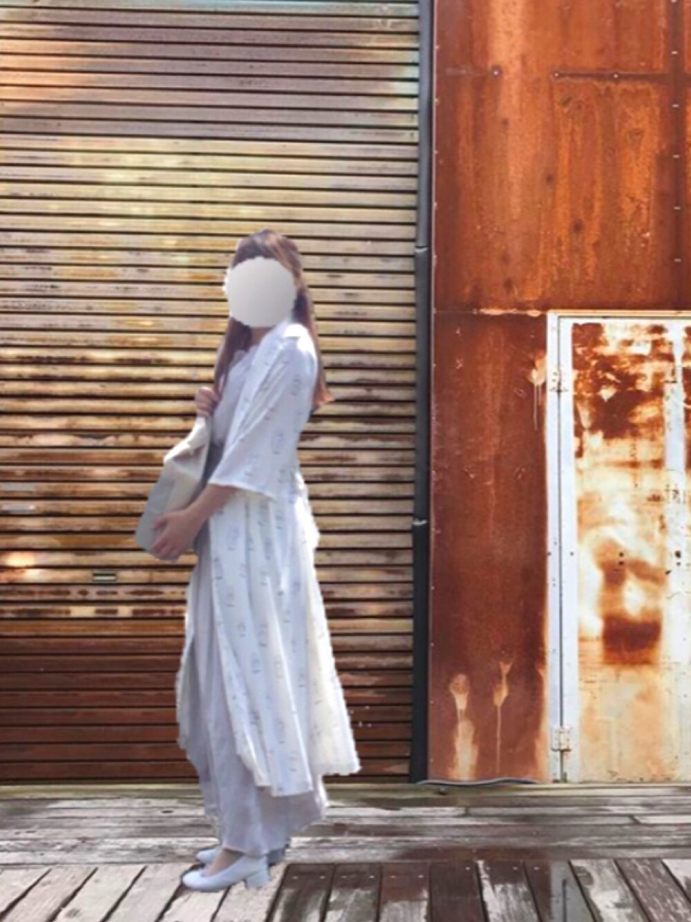 ホワイト系のワンピース、グレー系のワンピース、ホワイト系のトートバッグを着用したレディースの夏コーディネートの1枚目の写真