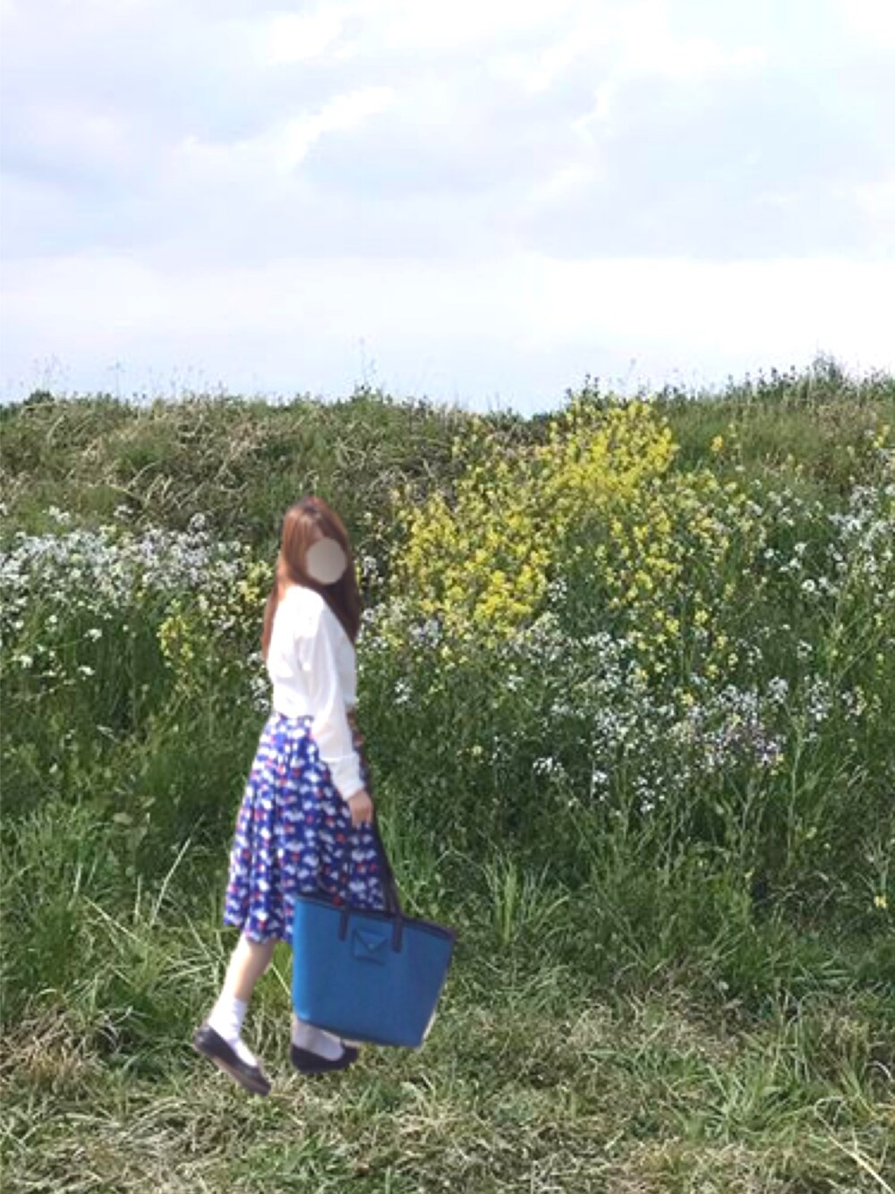 ホワイト系のシャツ/ブラウス、ブルー系のスカート、ブルー系のトートバッグを着用したレディースの夏コーディネートの1枚目の写真