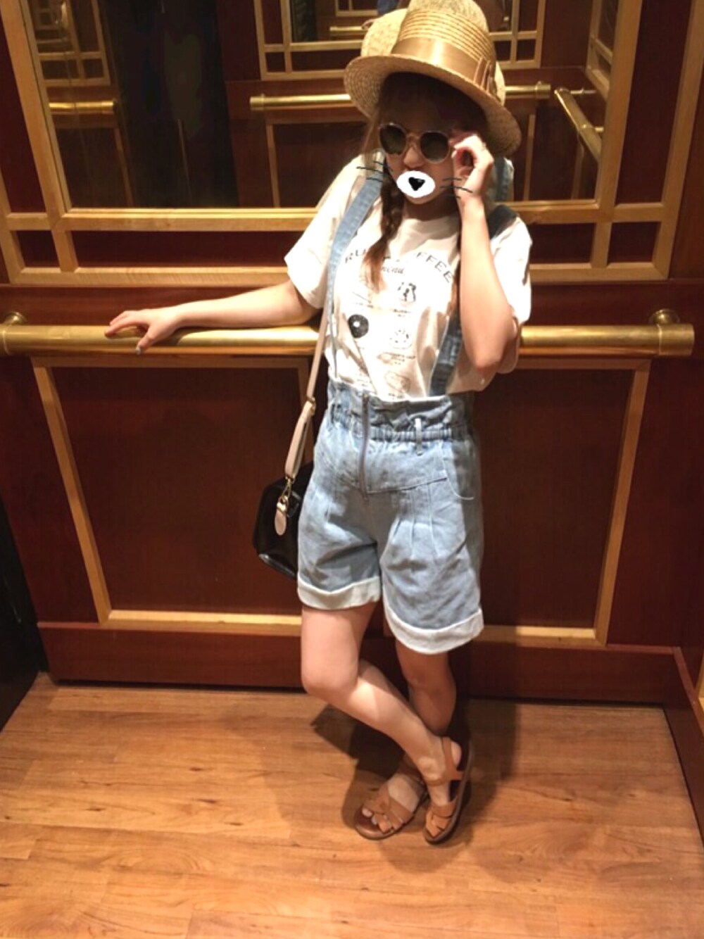 ブルー系のパンツ、ホワイト系のTシャツ/カットソー、ブラック系のショルダーバッグを着用したレディースの夏コーディネートの1枚目の写真