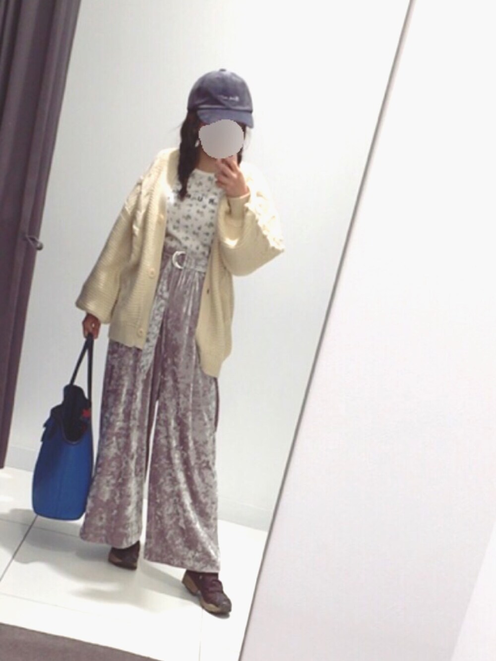 ホワイト系のカーディガン/ボレロ、ブルー系のTシャツ/カットソー、グレー系のその他パンツを着用したレディースの秋コーディネートの1枚目の写真