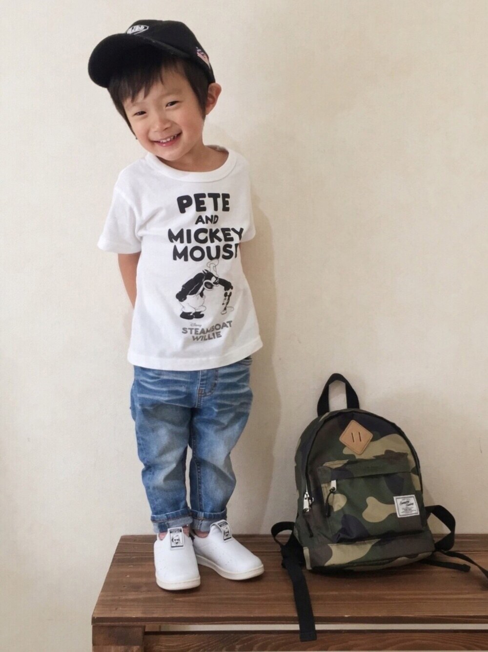 「やっぱりデニムがすきフェス、デニム、UNIQLO、スタンスミス」｜「CIAOPANIC TYPYの親子お揃い【KIDS】ロゴワッペンローキャップ（キャップ、ブラック系）」を使った、aoiさん（キッズ・90cm）の春コーディネートの1枚目の写真