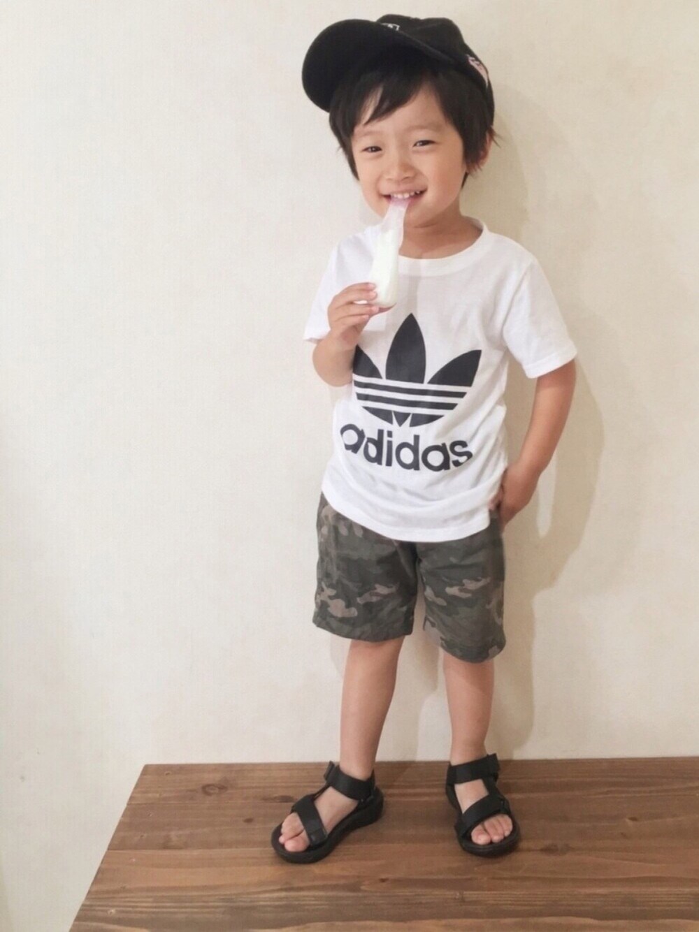「アディダス、迷彩パンツ、スポーツサンダル」｜「UNIQLOのBOYS イージーショートパンツ（カモフラージュ）（その他パンツ、グリーン系）」を使った、aoiさん（キッズ・90cm）の夏コーディネートの1枚目の写真