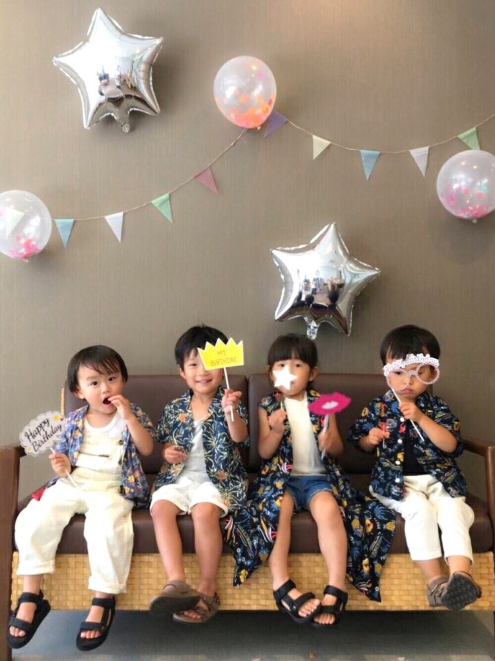 「お誕生日コーデ、おそろいコーデ、3歳、アロハ部」｜「petit mainのアロハ柄半袖オープンカラーシャツ（シャツ/ブラウス、ブルー系）」を使った、aoiさん（キッズ・90cm）の夏コーディネートの1枚目の写真