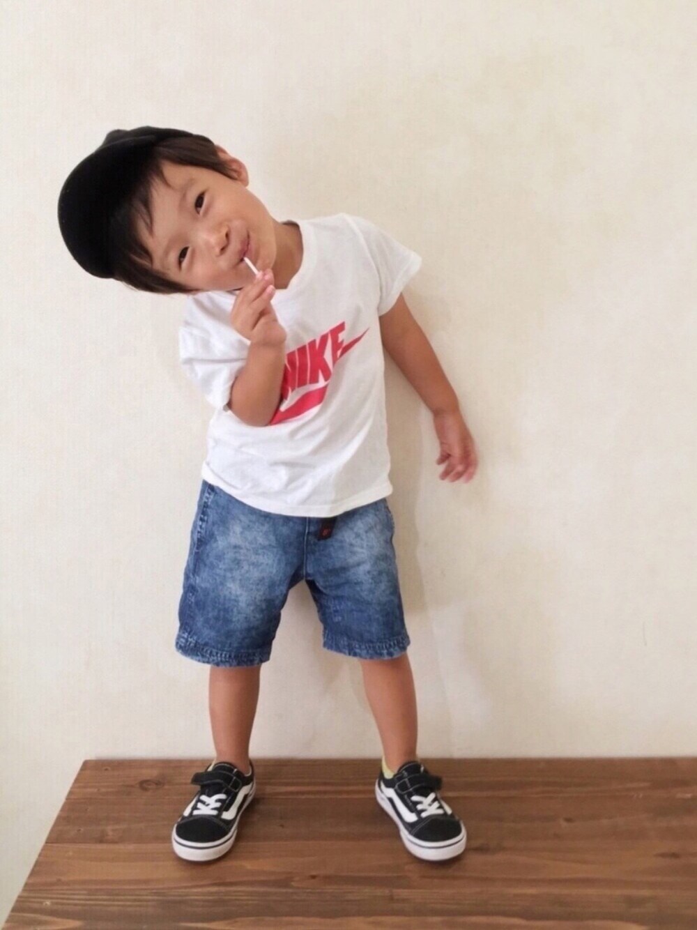 「パロディT、ショートパンツ、VANS」｜「B:MING by BEAMSのビーミング by ビームス / ケミカルショーツ ＜KIDS＞（その他パンツ、ブルー系）」を使った、aoiさん（キッズ・90cm）の夏コーディネートの1枚目の写真