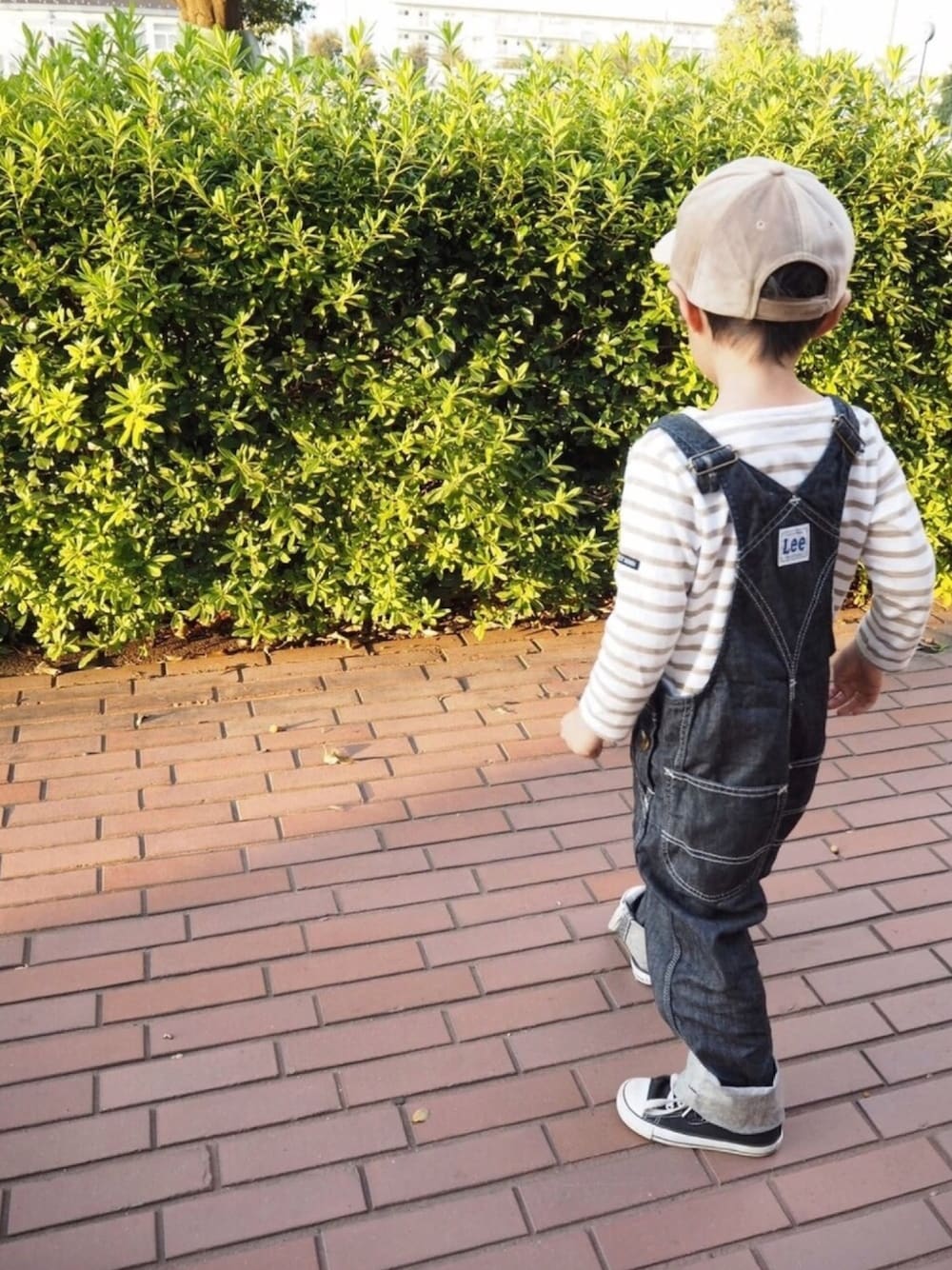 「LEE、プティマイン、コンバース、スリーコインズ、サロペット、ボーダー」｜「petit mainのベーシック ボーダー長袖Tシャツ（Tシャツ/カットソー、ベージュ系）」を使った、aoiさん（キッズ・100cm）の秋コーディネートの1枚目の写真