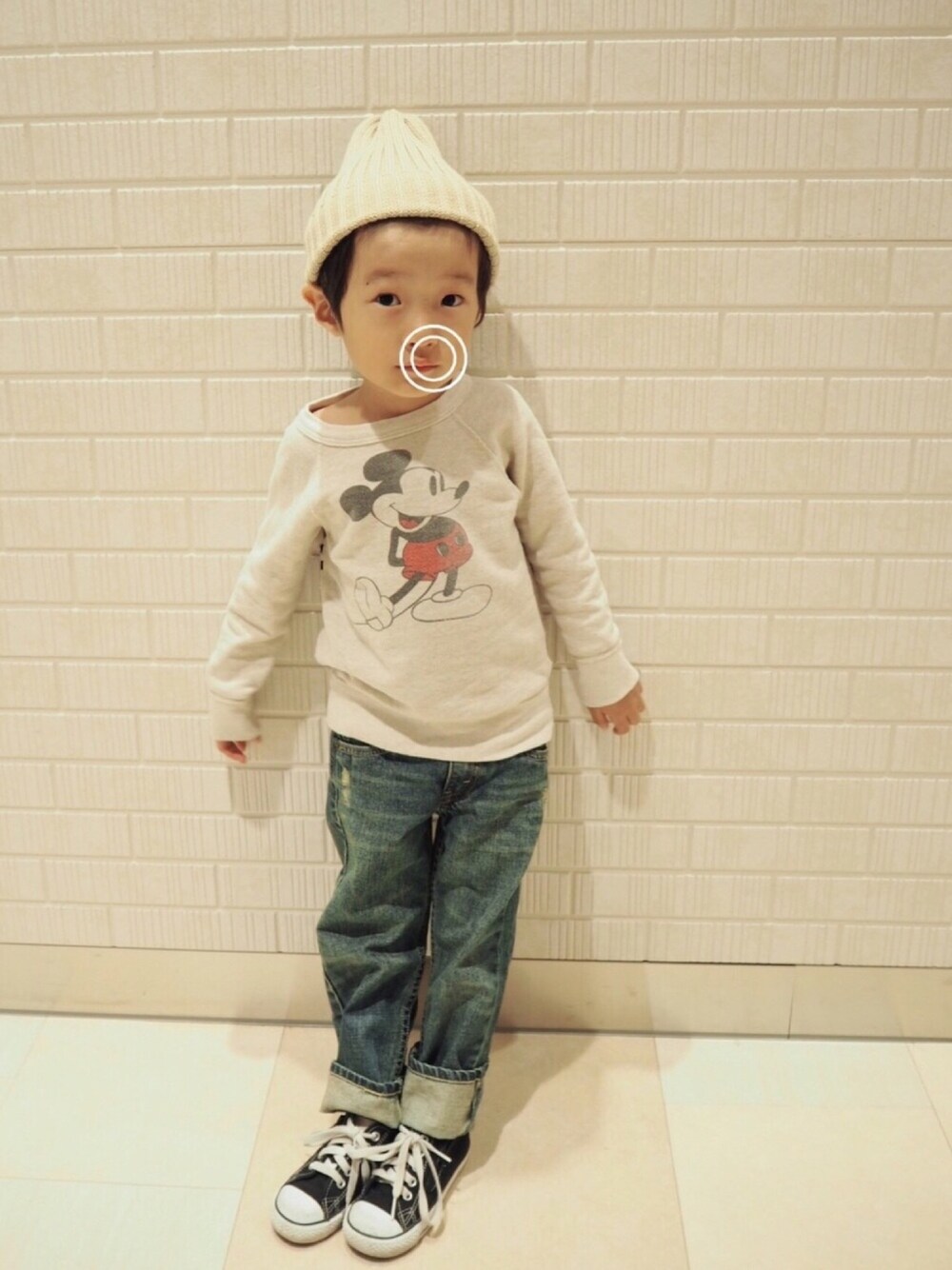 「デニムアンドダンガリー、リーバイス、コンバース、ニット帽、4歳、ミッキー」｜「DENIM DUNGAREEのアイテム（トップス、ホワイト系）」を使った、aoiさん（キッズ・100cm）の秋コーディネートの1枚目の写真