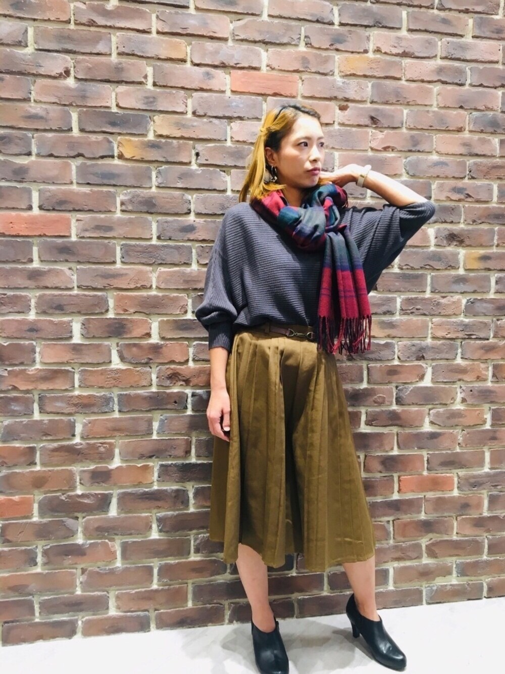 「秋コーデ、ゆるコーデ、ニット、プリーツ、チェックパンツ、ネオキュロット、ロンドンスタイル、カジュエレスタイル、簡単オシャレ」｜「DAISY MERRYのアイテム（マフラー、レッド系）」を使った、aikoさん（レディース・158cm）の秋コーディネートの1枚目の写真