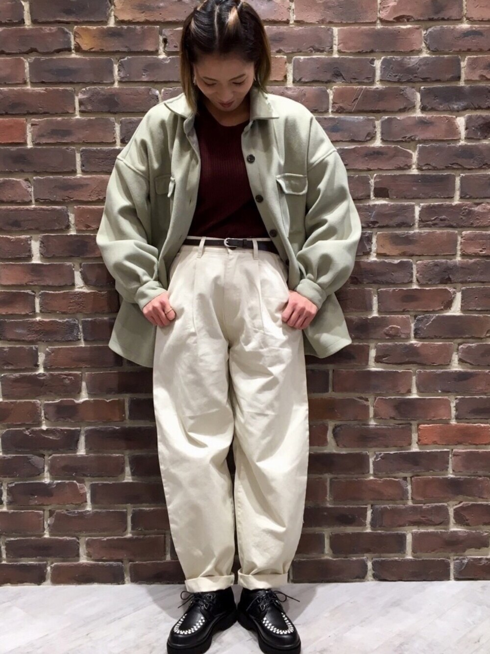 「グリーン、カジュアル、オーバーサイズ、ニット、秋冬コーデ、今日のコーデ」｜「DAISY MERRYのアイテム（パンツ、ベージュ系）」を使った、aikoさん（レディース・158cm）の冬コーディネートの1枚目の写真