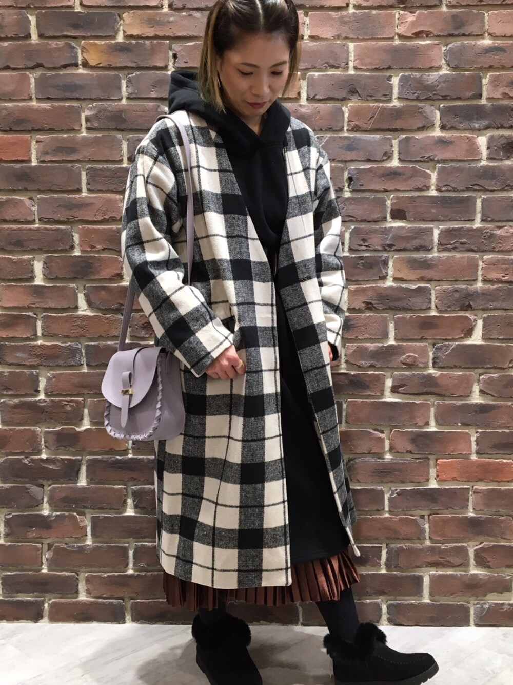 「休日スタイル、冬、チェックコート、ロングパーカー、ベロア、今日のコーデ」｜「DAISY MERRYの裏起毛スリットパーカーワンピース（パーカー、ブラック系）」を使った、aikoさん（レディース・158cm）の冬コーディネートの1枚目の写真