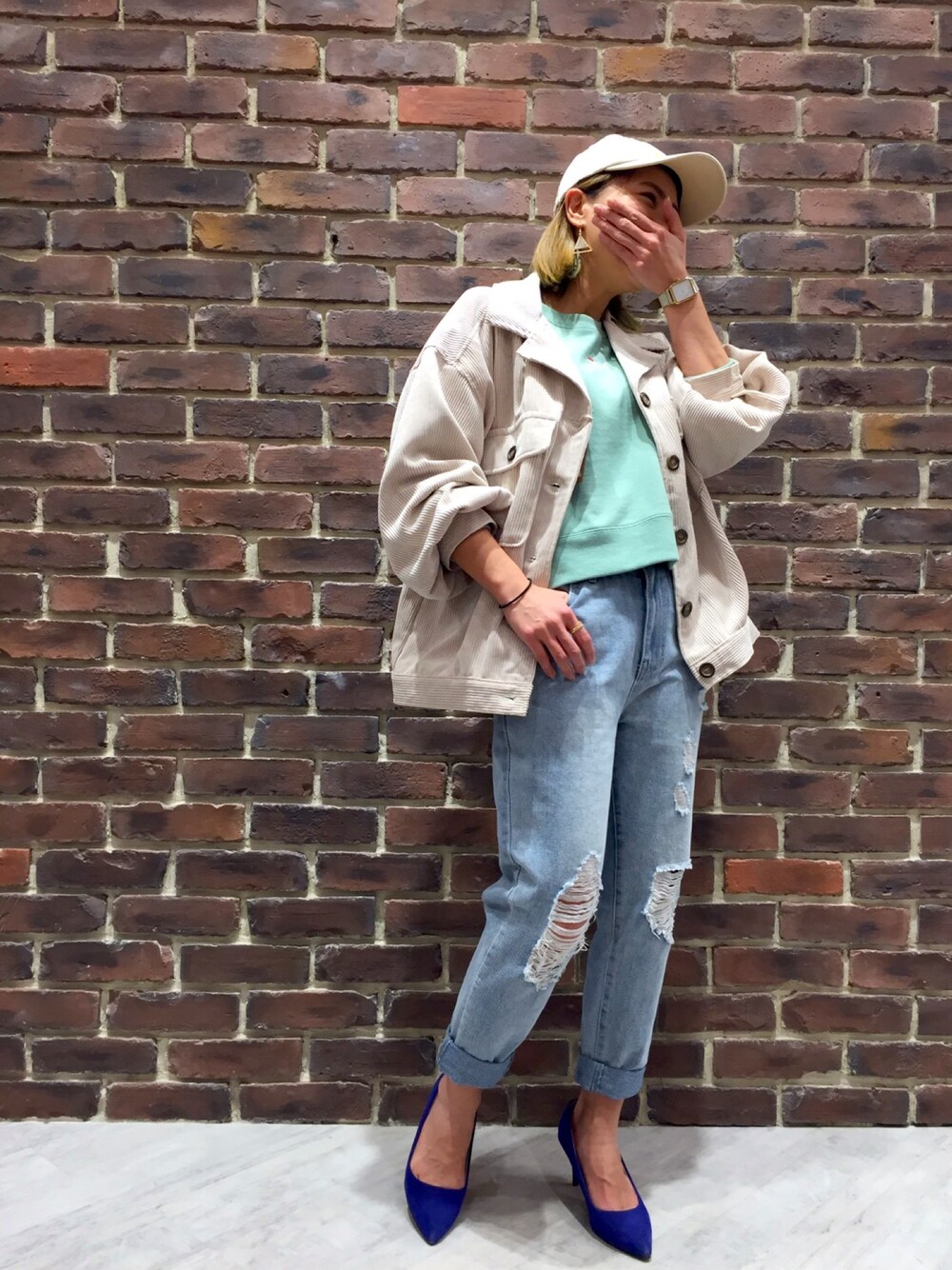 「カジュアルコーデ、パンツスタイル、FILA、コーデュロイジャケット、デニムパンツ、デニム×ヒール」｜「DAISY MERRYのアイテム（デニムパンツ、ブルー系）」を使った、aikoさん（レディース・158cm）の冬コーディネートの1枚目の写真