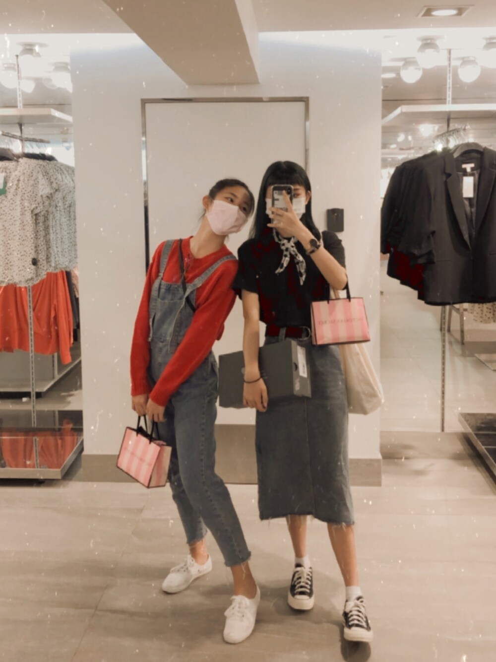 ホワイト系のスニーカー、ブラック系のTシャツ/カットソー、ベージュ系のショルダーバッグを着用したレディースの春コーディネートの1枚目の写真