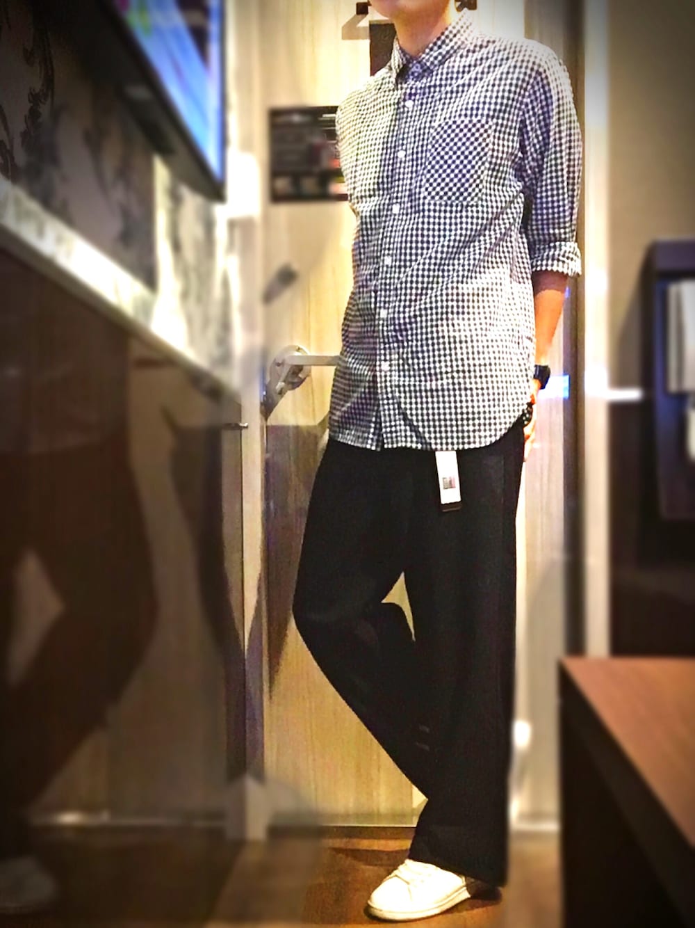 その他のシャツ/ブラウス、ブラック系のパンツ、ホワイト系のスニーカーを着用したメンズの夏コーディネートの1枚目の写真