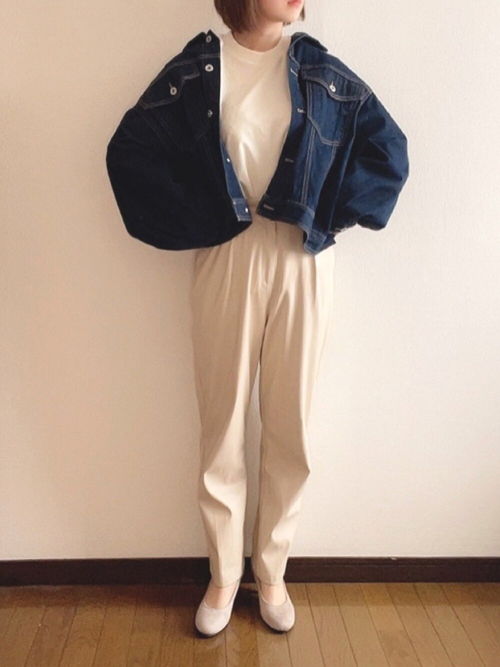 「大学生、休日スタイル、デニムジャケット、Gジャン、レザーパンツ、ベージュ、apresjour、UNIQLO、UNIQLO U、プチプラコーデ」｜「apres jourのBIGポケットＧジャン【ZOZOTOWN限定アイテム】（デニムジャケット、ブルー系）」を使った、まるすけさん（レディース・156cm）の春コーディネートの1枚目の写真