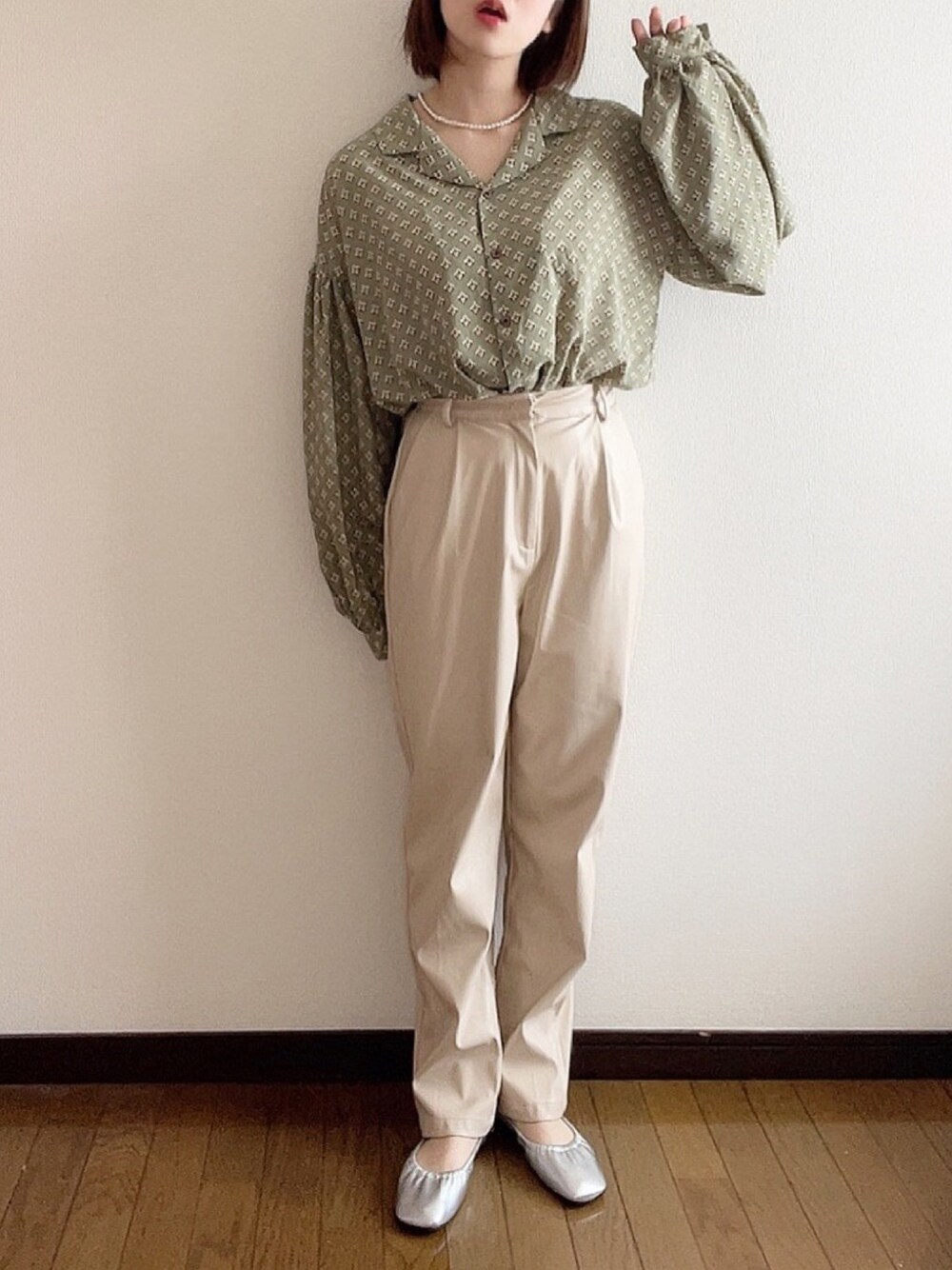 「大学生、春コーデ、休日コーデ、春めきシューズ、柄シャツ、レザーパンツ、グリーン、apresjour、GU、プチプラ」｜「apres jourのアソート袖ボリューム開襟シャツ【ZOZOTOWN限定アイテム】（シャツ/ブラウス、グリーン系）」を使った、まるすけさん（レディース・156cm）の春コーディネートの1枚目の写真