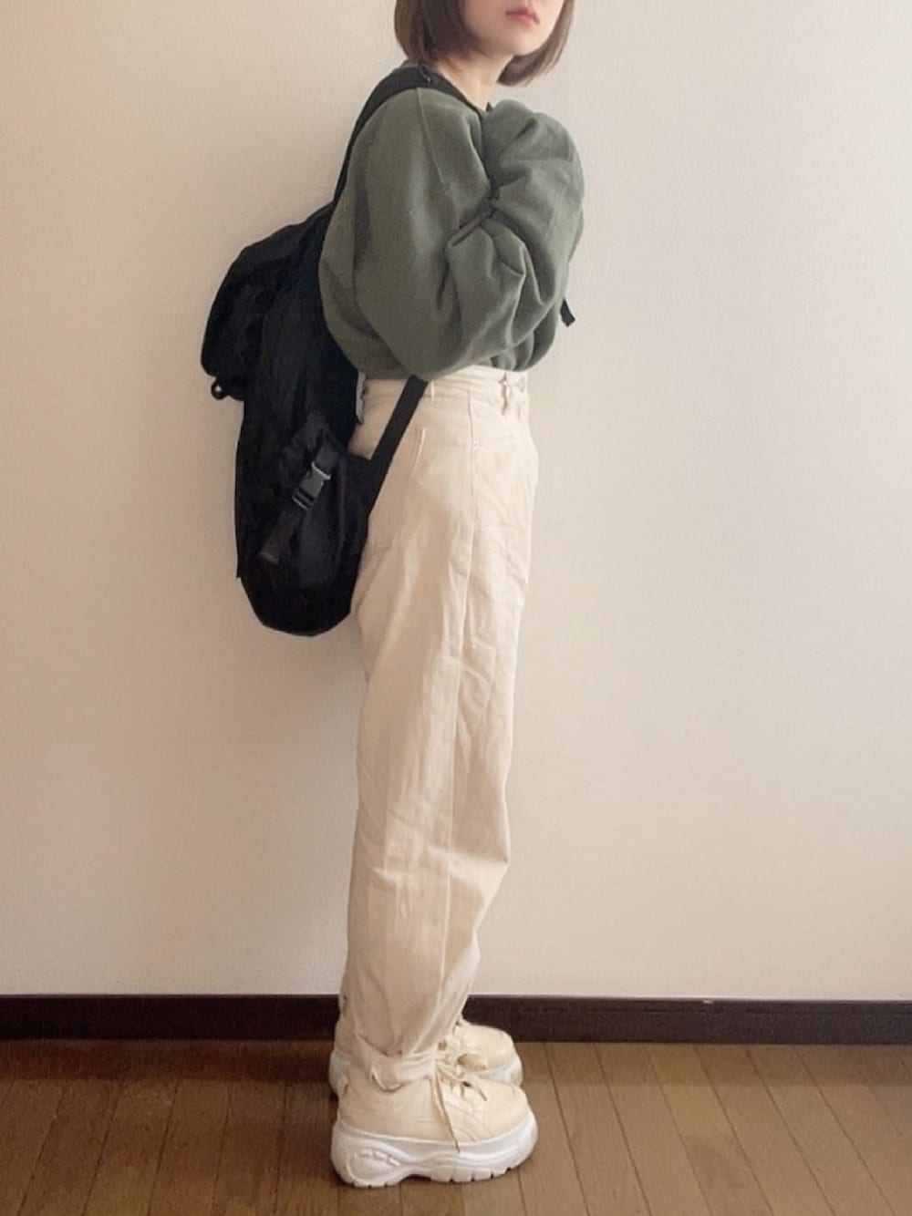 「大学生、通学、プチプラ、スウェット、ホワイトパンツ、classicalelf」｜「GILDANのギルダン USAオーバーサイズ ロングスリーブプルオーバークルースウェット(裏起毛)（スウェット、グリーン系）」を使った、まるすけさん（レディース・156cm）の春コーディネートの1枚目の写真