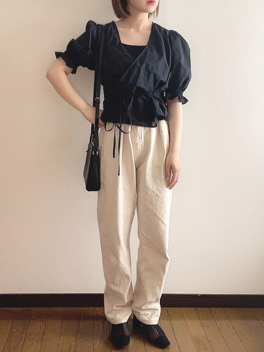 「大学生、きれいめカジュアル、春夏コーデ、夏コーデ、パフスリーブ、カシュクール、ホワイトデニム、メッシュサンダル、GU、プチプラ」｜「GUのアイテム（シャツ/ブラウス、ブラック系）」を使った、まるすけさん（レディース・156cm）の春コーディネートの1枚目の写真